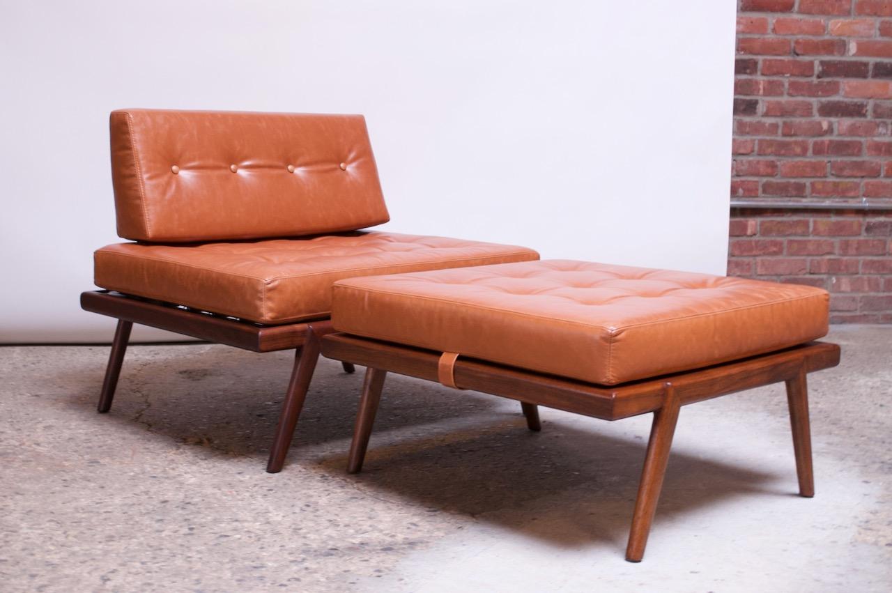 Américain Chaise longue et ottoman en noyer et cuir du milieu du siècle par Mel Smilow en vente