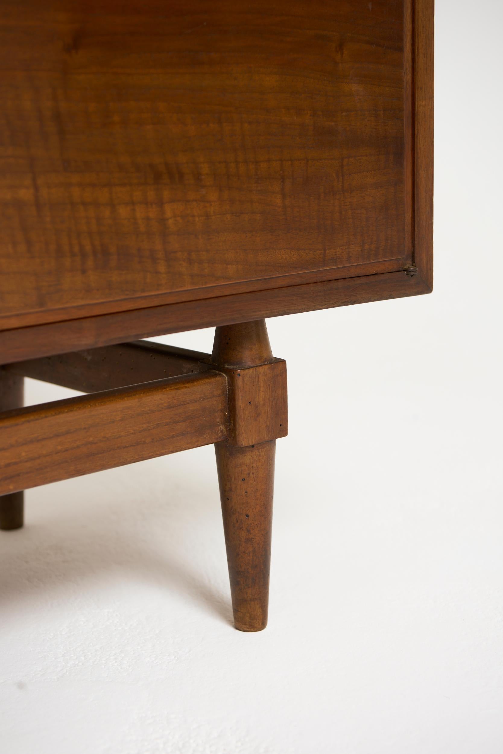 Mid-Century Walnut and Leather Sideboard in vendita 3