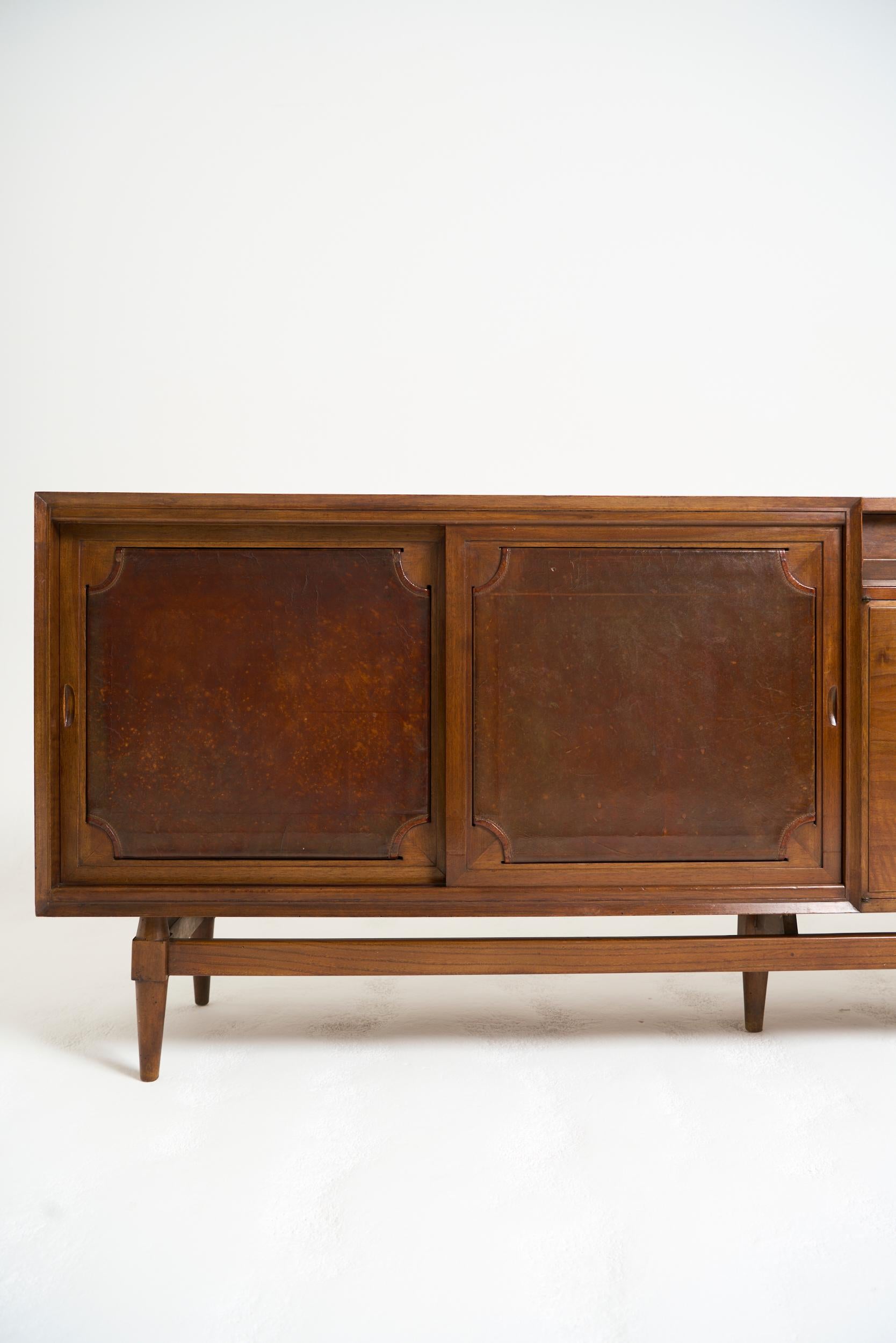 Mid-Century Walnut and Leather Sideboard in vendita 4