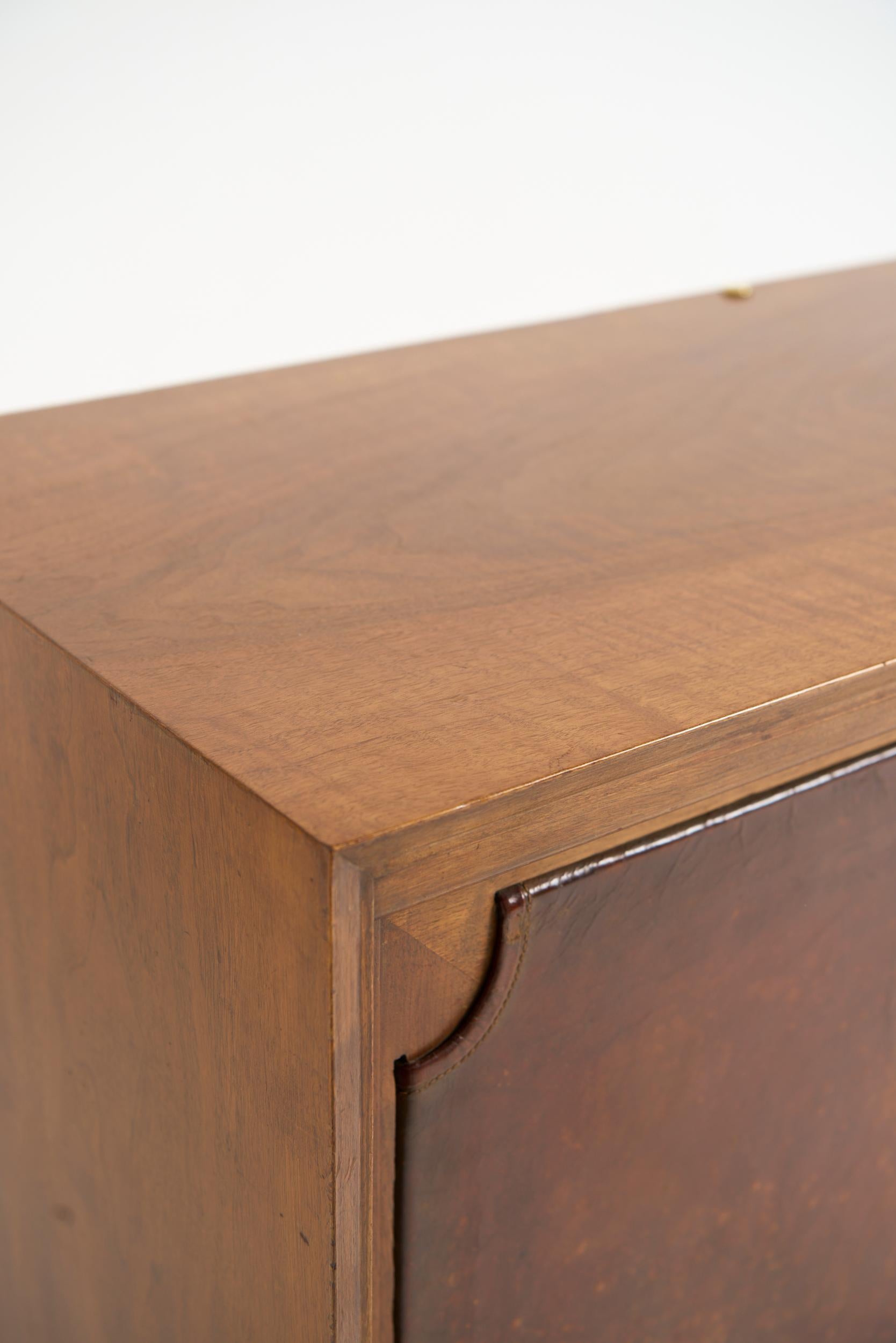 Mid-Century Walnut and Leather Sideboard in vendita 5
