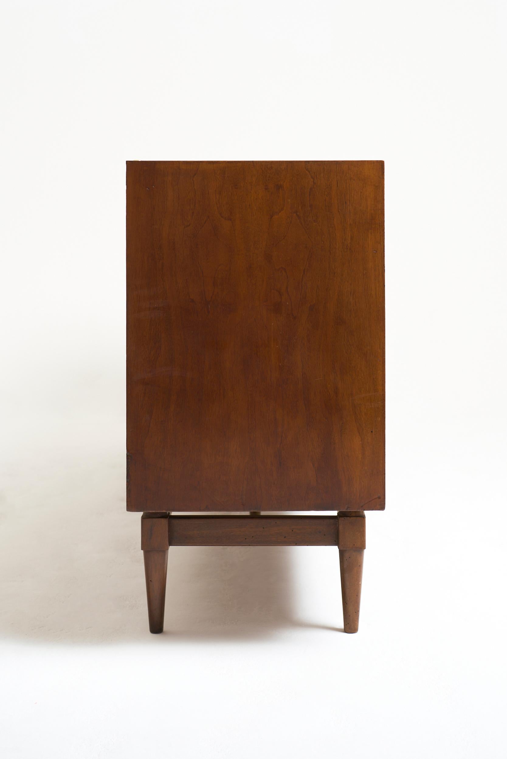 Mid-Century Walnut and Leather Sideboard in vendita 6