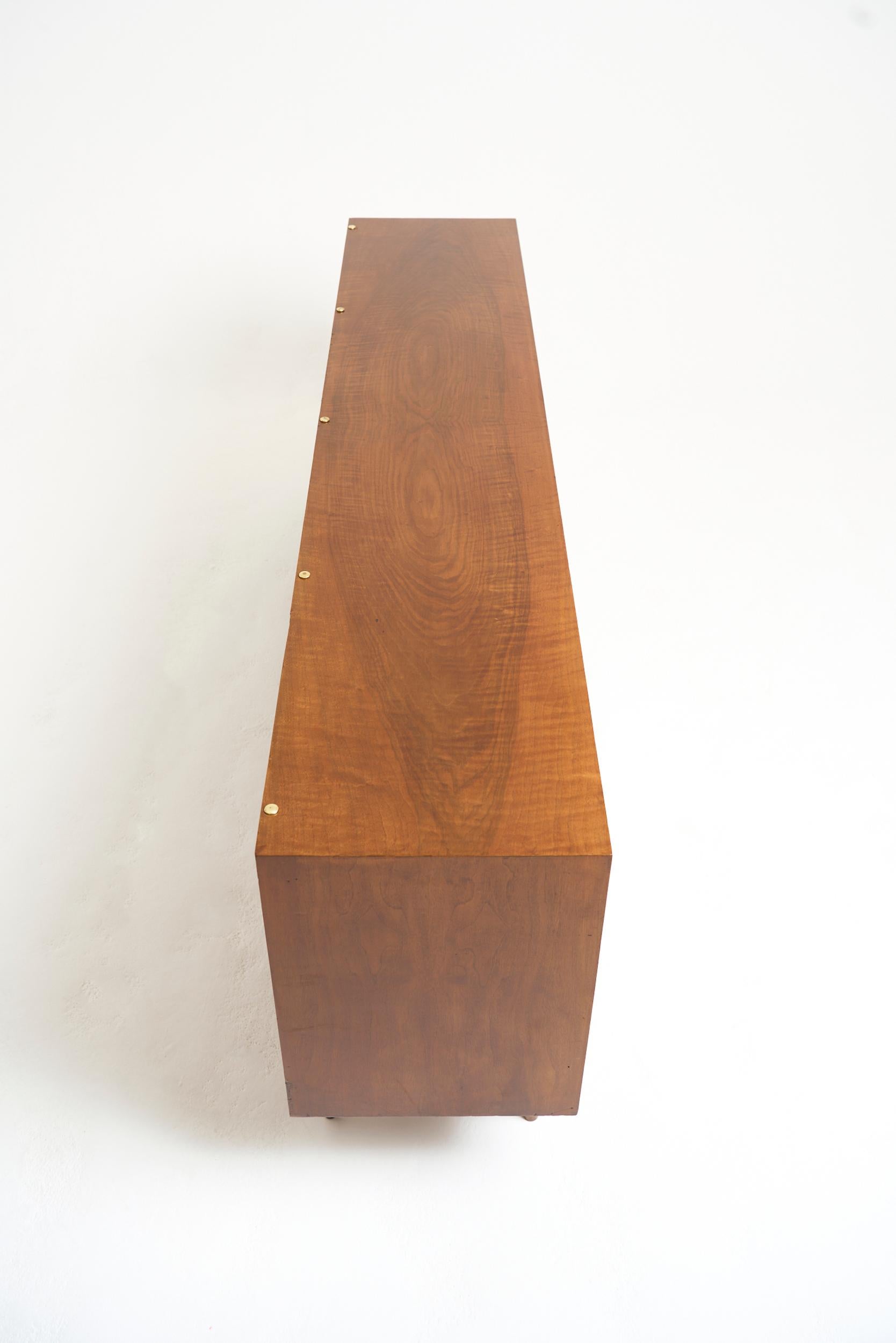 Mid-Century Walnut and Leather Sideboard in vendita 7