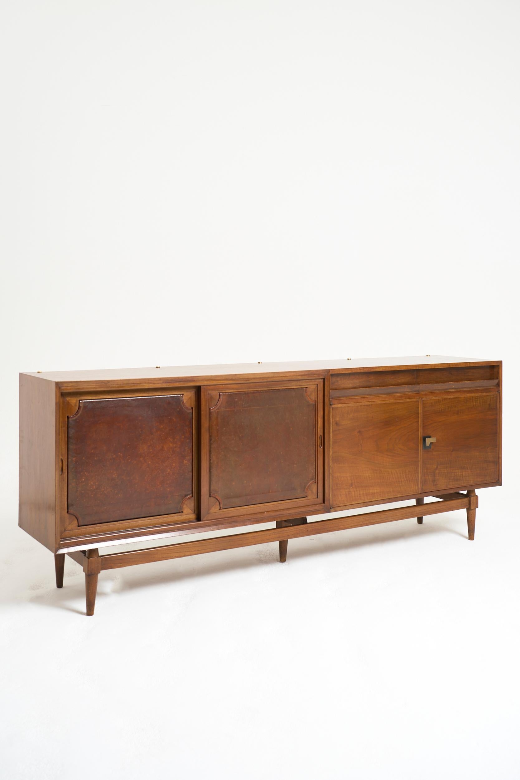 Mid-Century moderno Mid-Century Walnut and Leather Sideboard in vendita