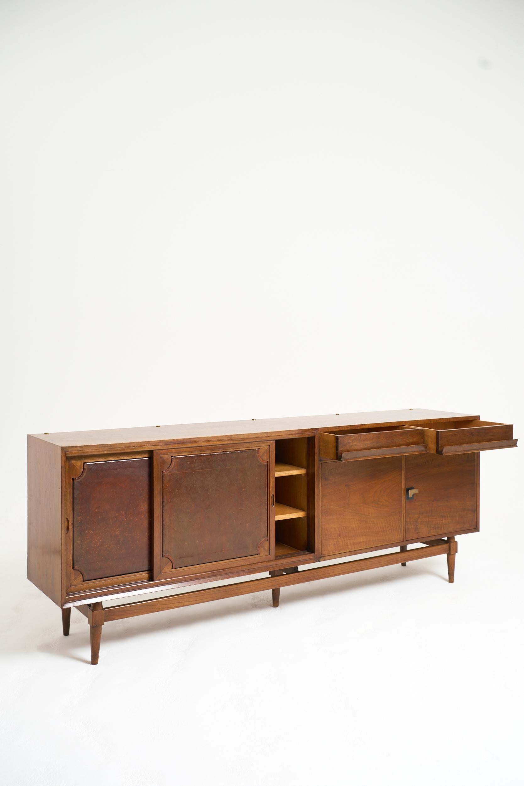 Italiano Mid-Century Walnut and Leather Sideboard in vendita