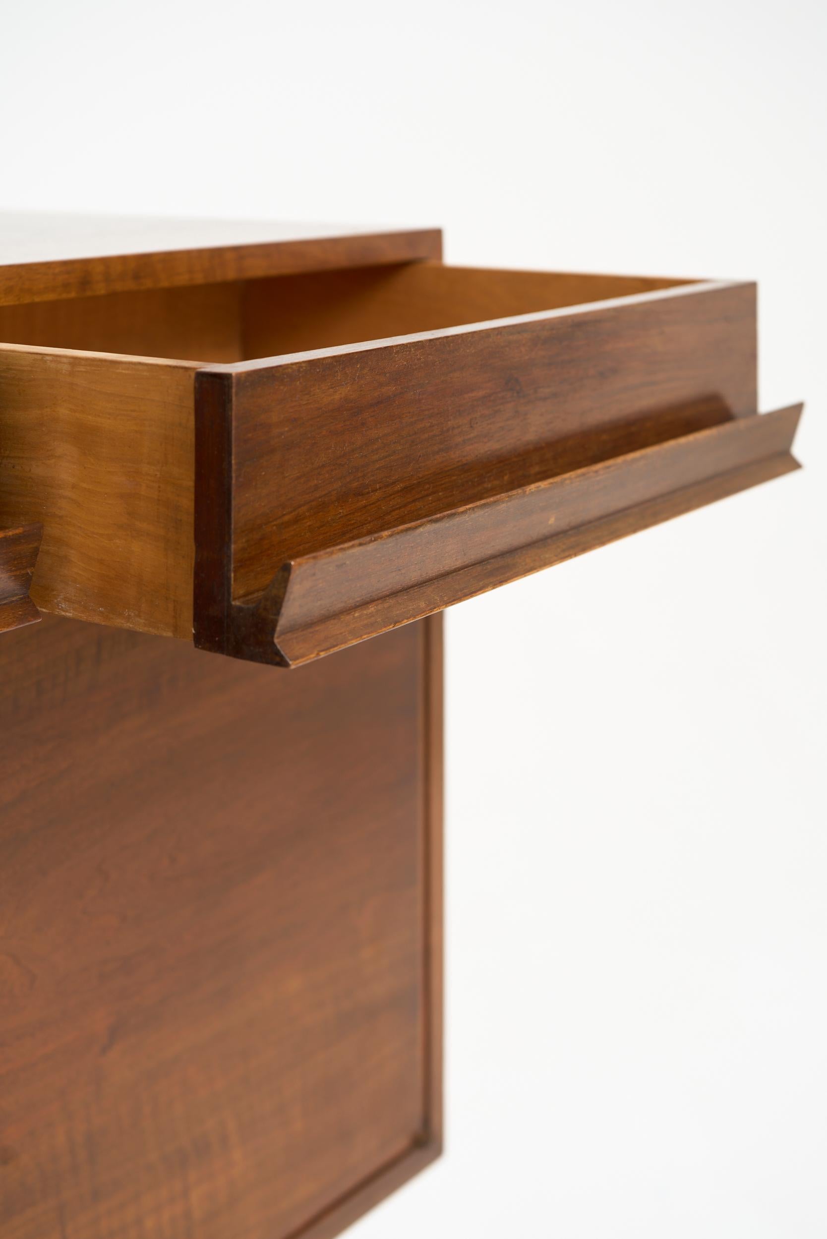 Metà XX secolo Mid-Century Walnut and Leather Sideboard in vendita