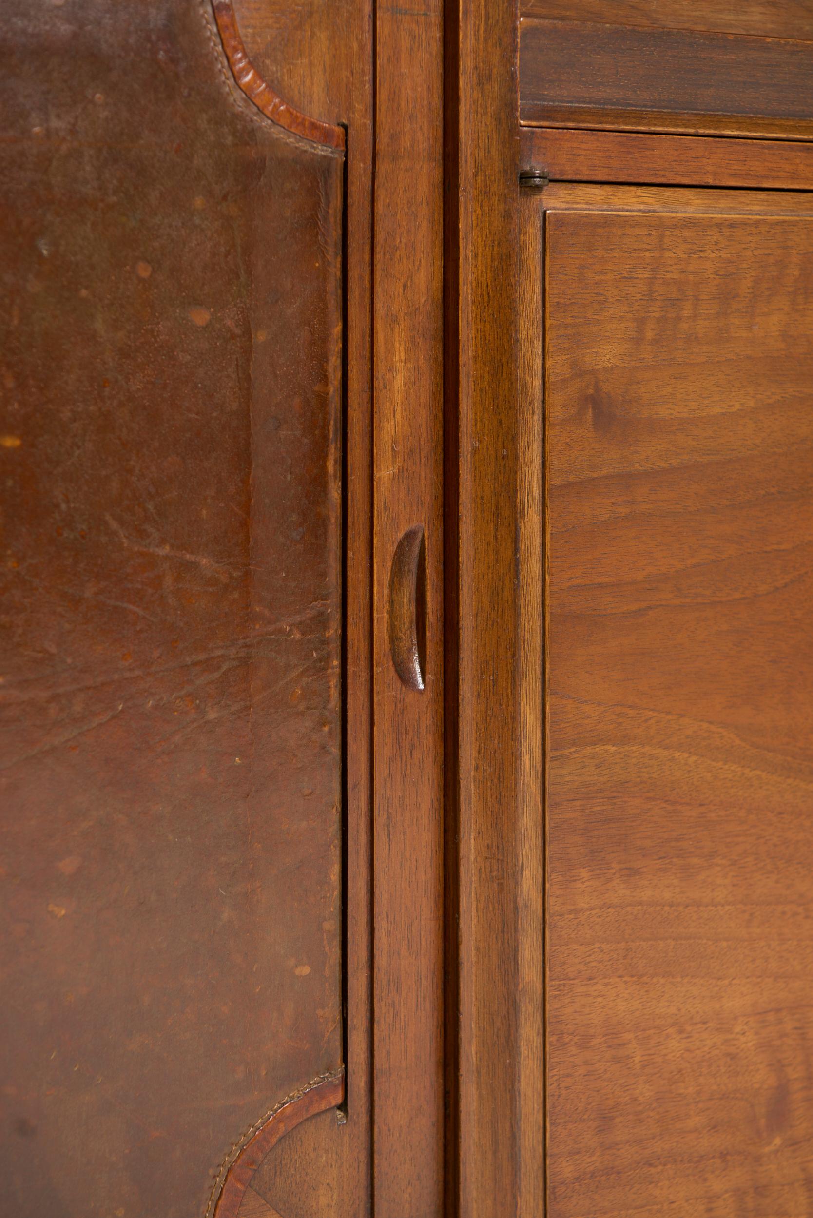 Pelle Mid-Century Walnut and Leather Sideboard in vendita
