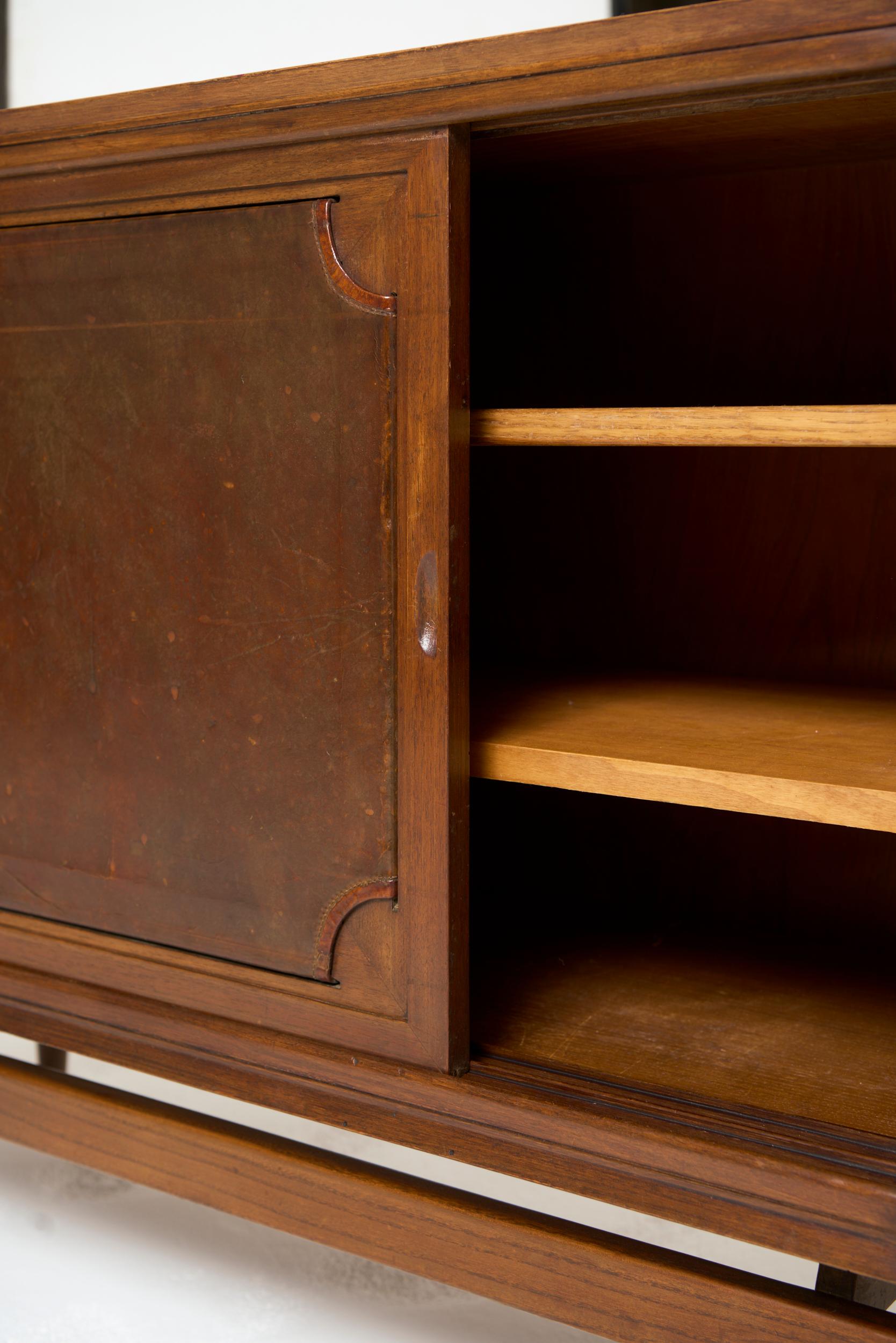 Mid-Century Walnut and Leather Sideboard in vendita 1
