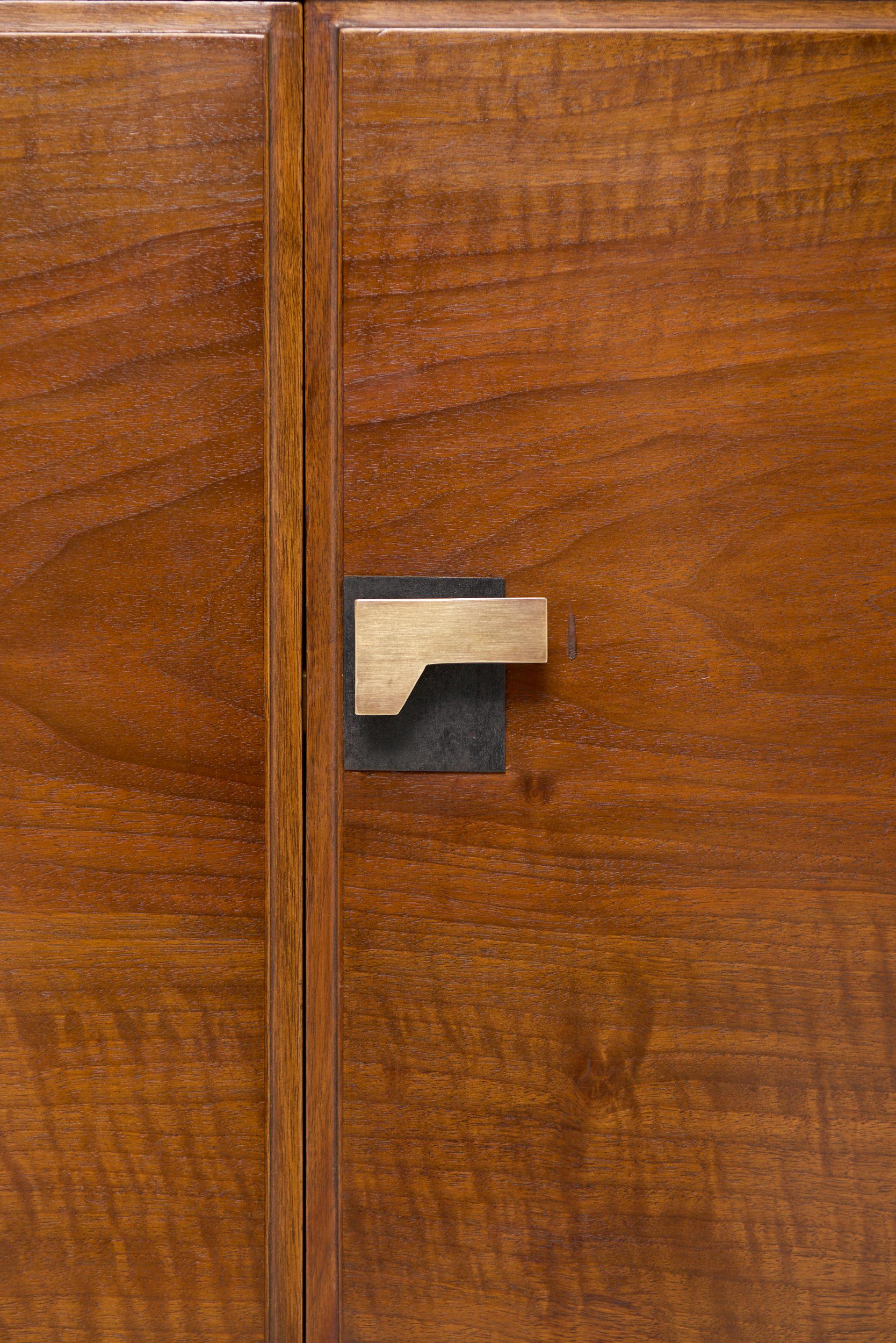 Mid-Century Walnut and Leather Sideboard in vendita 2