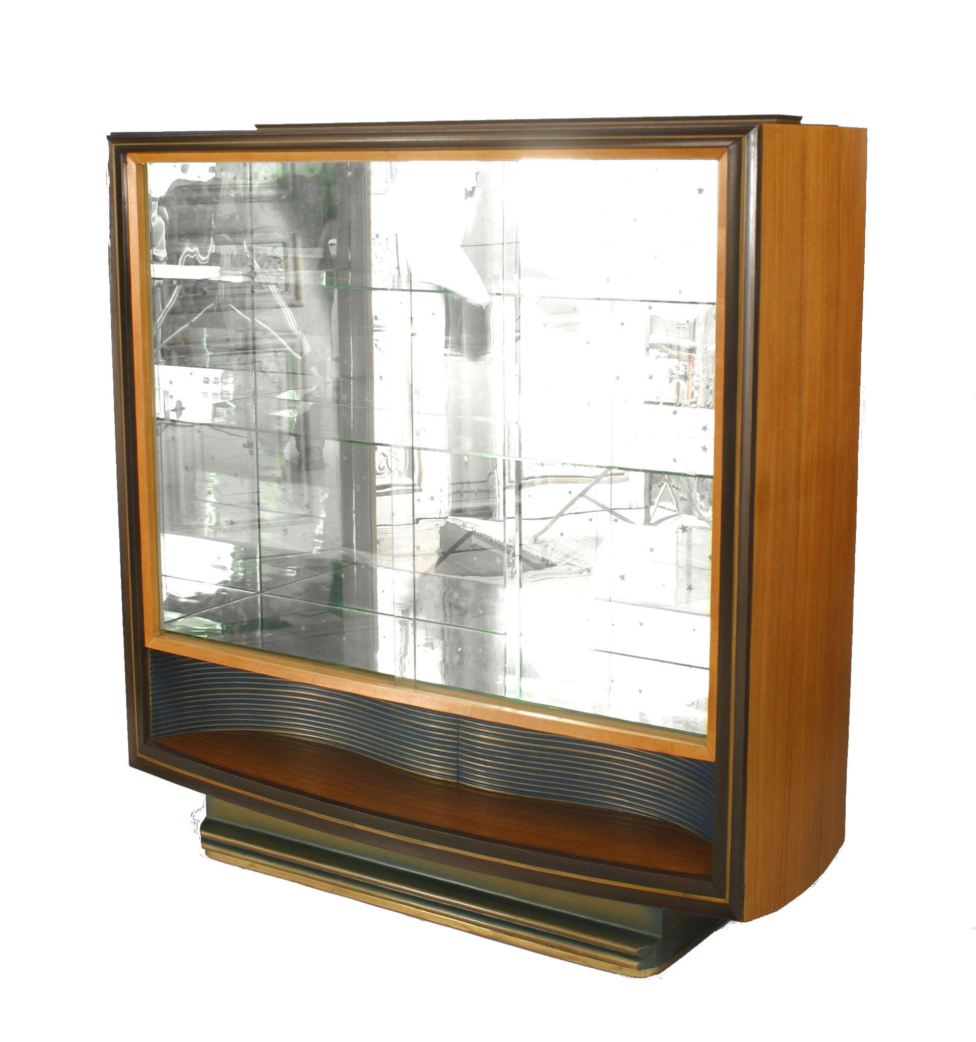 Vittorio Dassi Italian Mid-Century Walnut & Maple Vitrine Cabinet In Good Condition For Sale In New York, NY