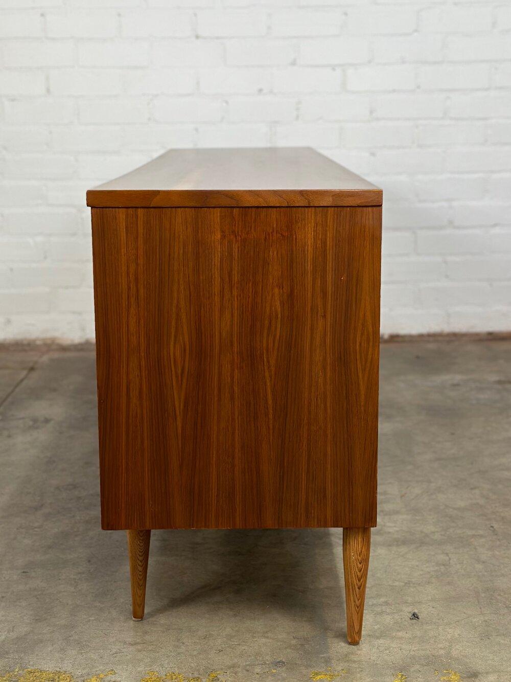 Midcentury Walnut and Oak Dresser by Bassett Furniture In Good Condition In Los Angeles, CA