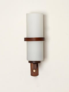 Aplique de pared de mediados de siglo en nogal y cristal opalino, Italia, década de 1960