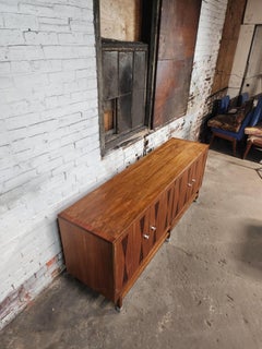 Credenza di metà secolo in noce e palissandro di Stanley Furniture