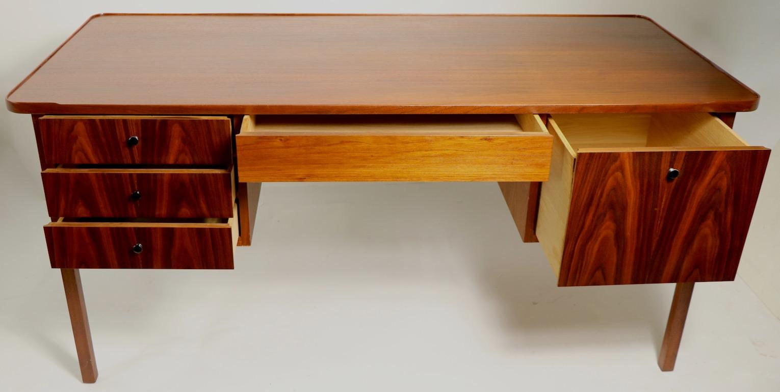 Mid Century Walnut and Rosewood Desk In Good Condition In New York, NY
