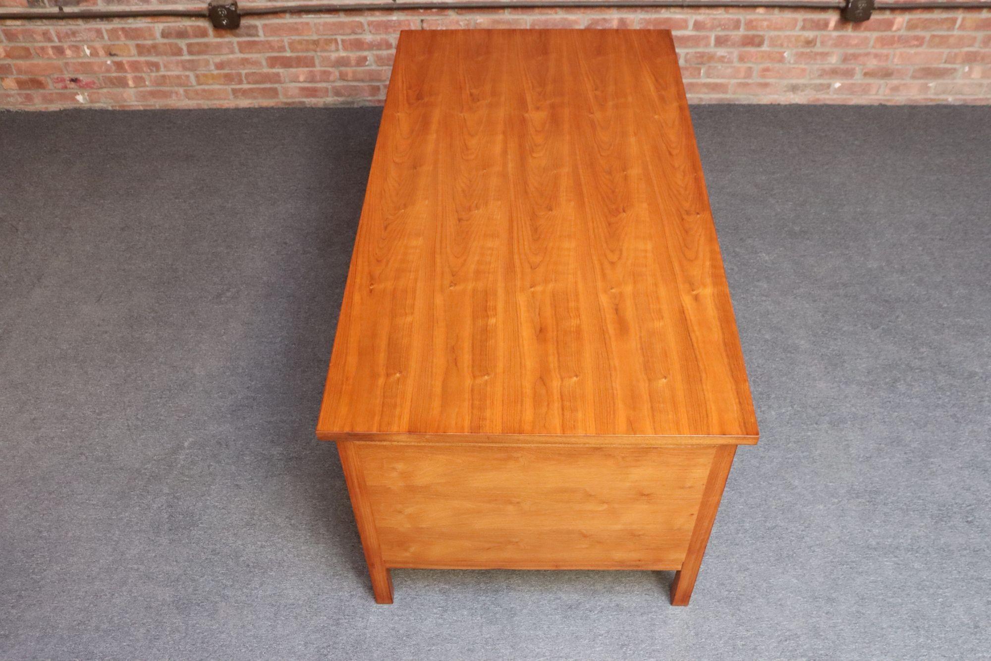 Chefschreibtisch aus Nussbaum und Palisander aus der Jahrhundertmitte von Edward Wormley für Dunbar im Angebot 3