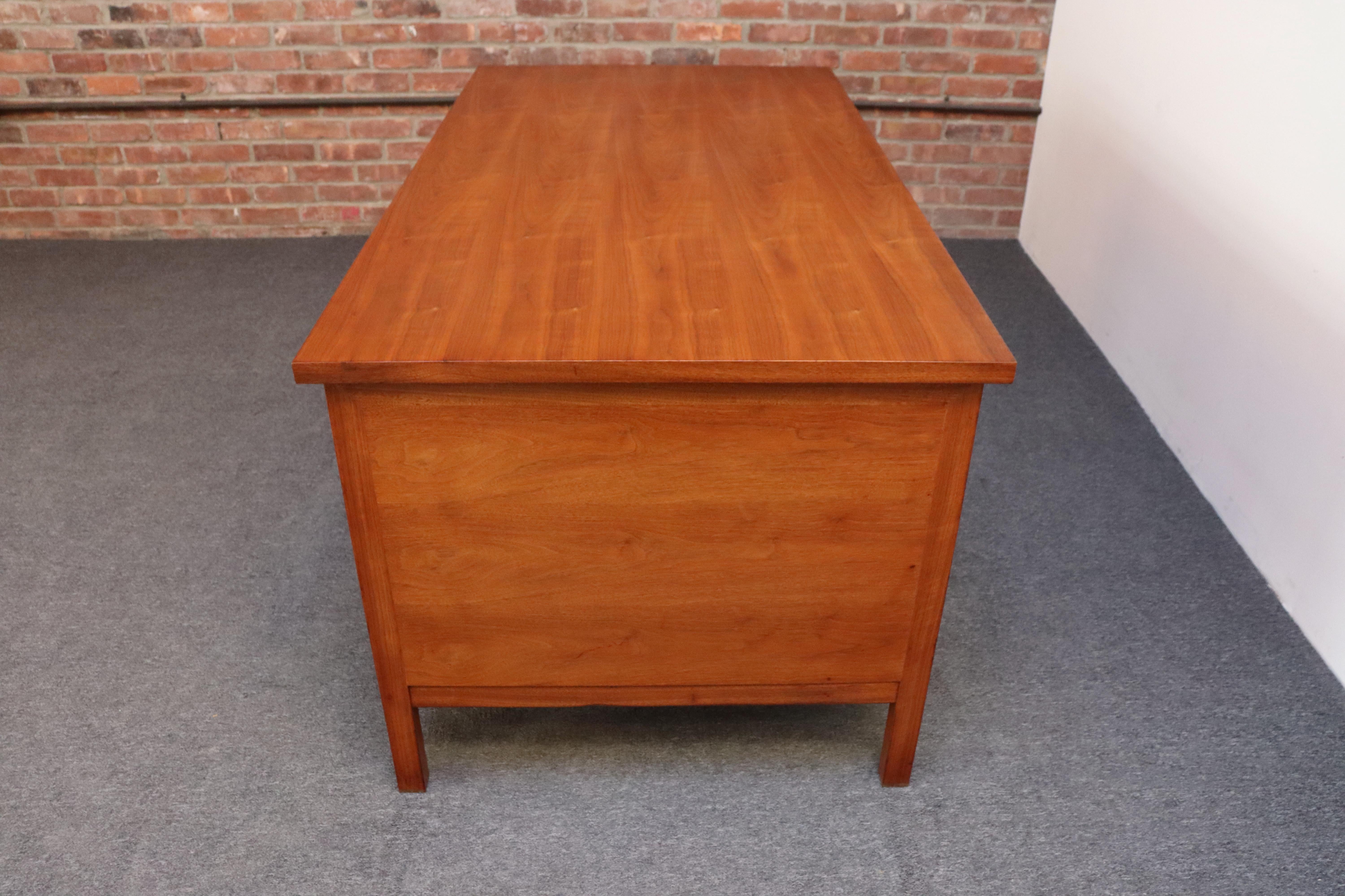 Scrivania direzionale di metà secolo in noce e palissandro di Edward Wormley per Dunbar in vendita 3