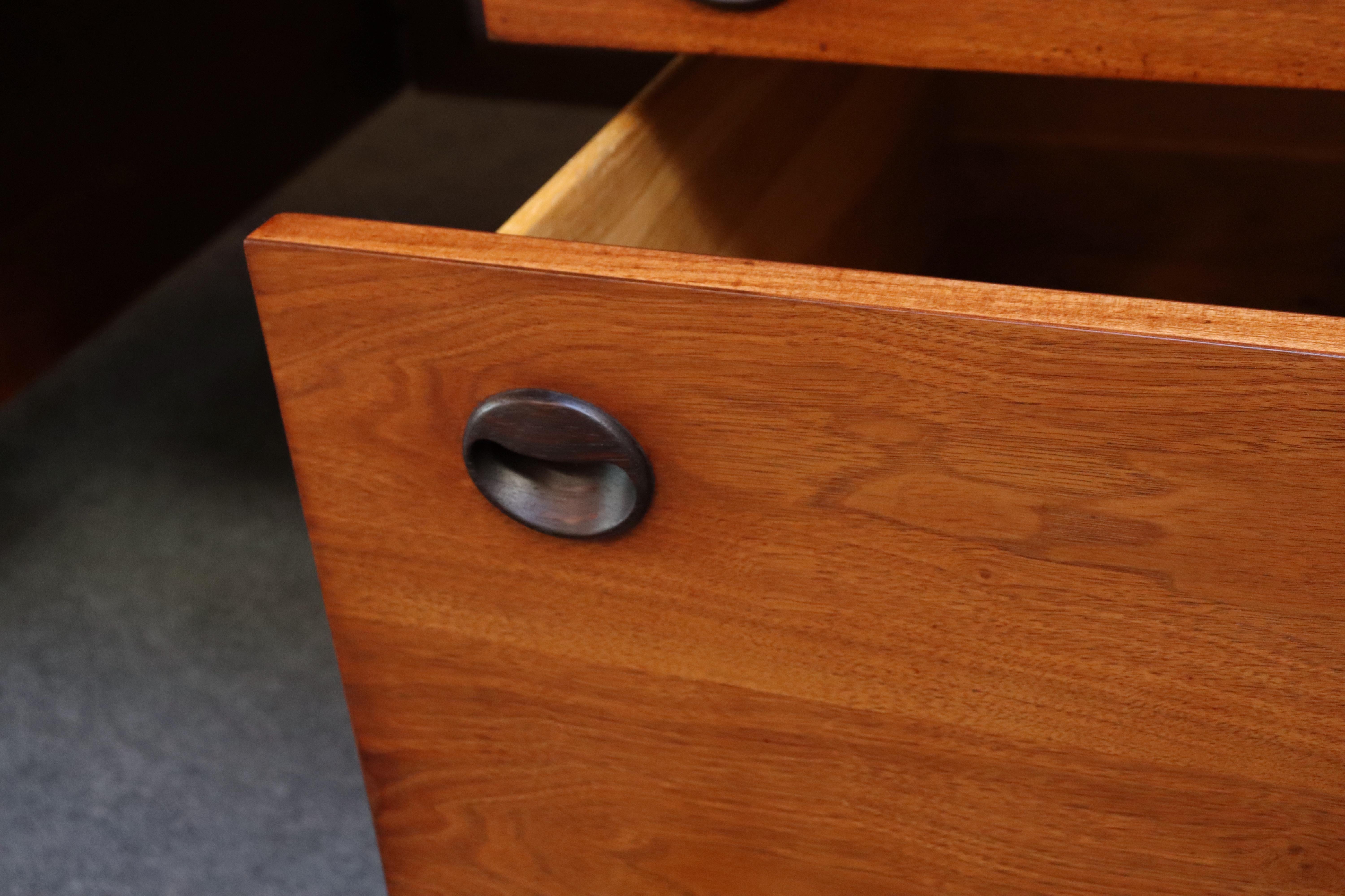 Scrivania direzionale di metà secolo in noce e palissandro di Edward Wormley per Dunbar in vendita 10