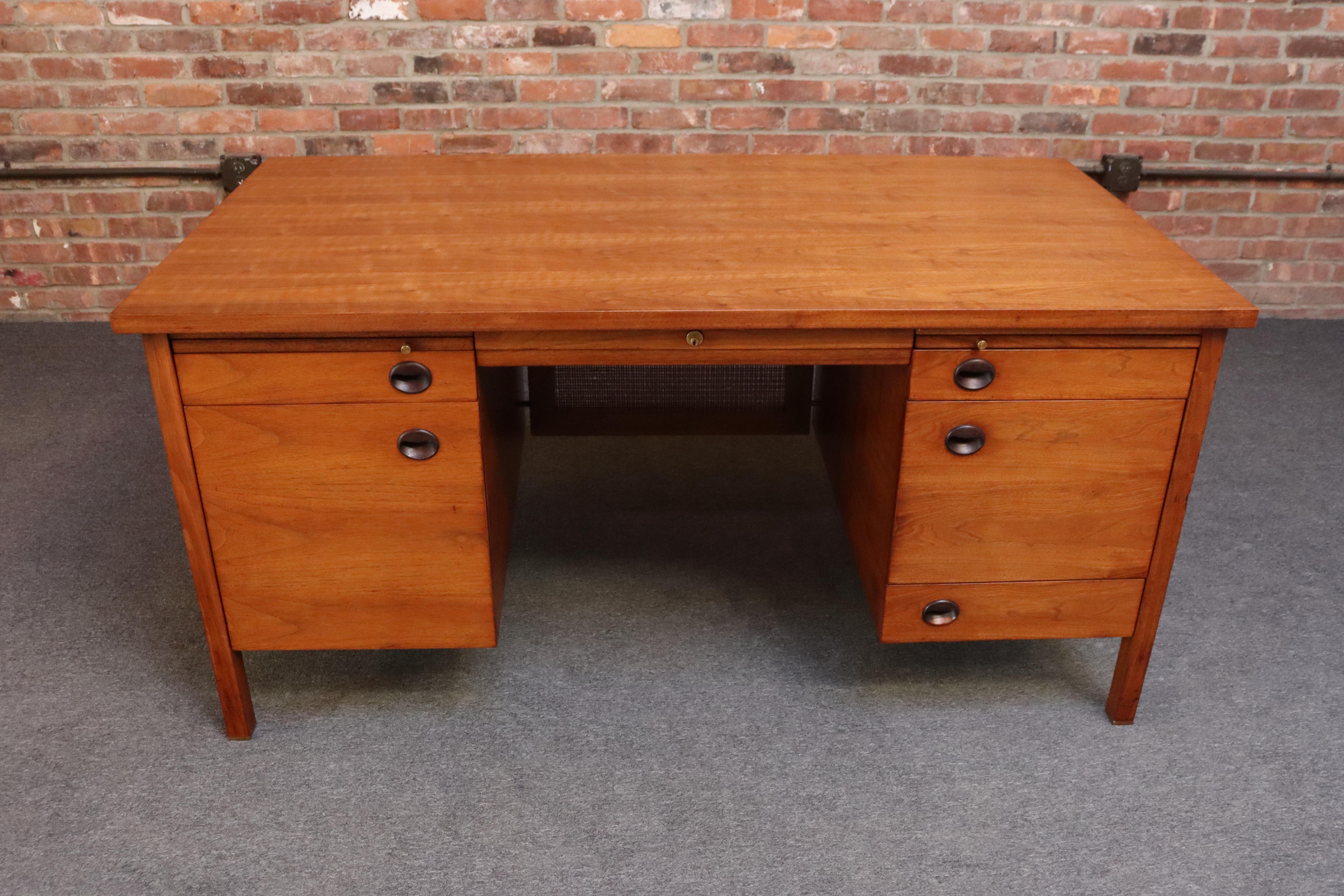 Scrivania direzionale Edward J. Wormely for Dunbar in noce con cassetti in palissandro profondamente scolpiti, scarpe in ottone e paravento in canna intrecciata rimovibile (ca. anni '50, Indiana, USA). Versione più corta del modello 811, che offre