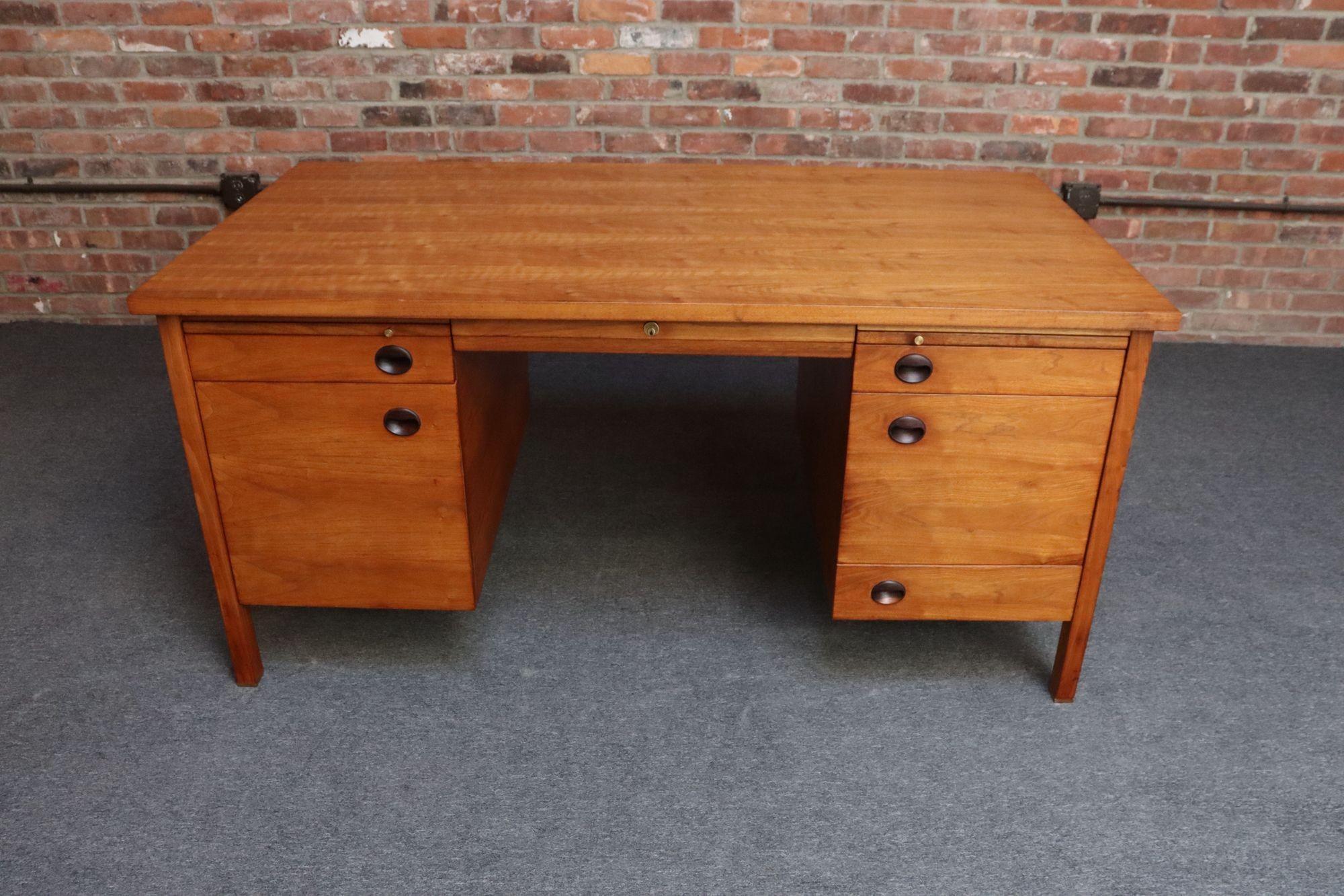 Chefschreibtisch aus Nussbaum und Palisander aus der Jahrhundertmitte von Edward Wormley für Dunbar (Moderne der Mitte des Jahrhunderts) im Angebot