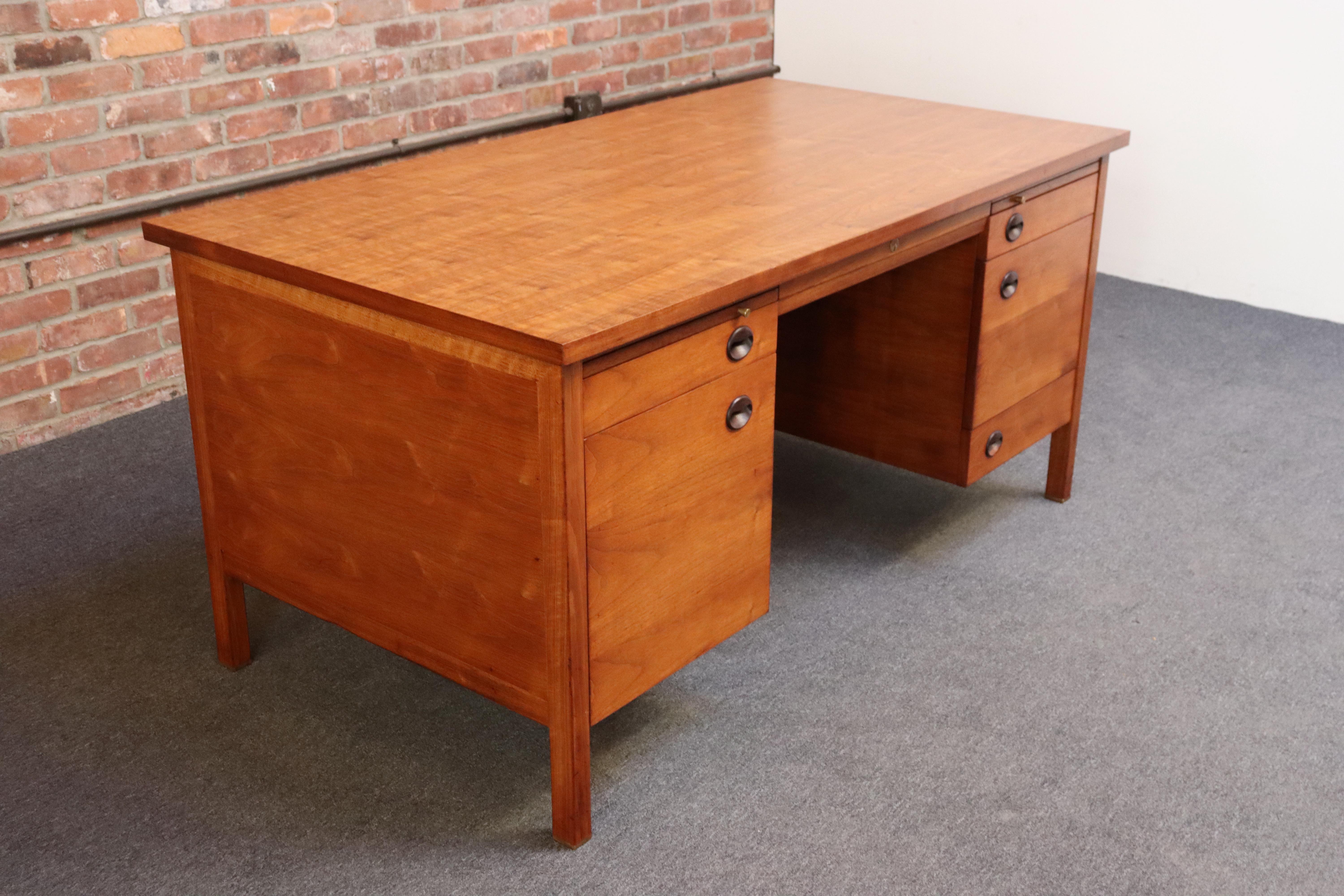 Americano Scrivania direzionale di metà secolo in noce e palissandro di Edward Wormley per Dunbar in vendita