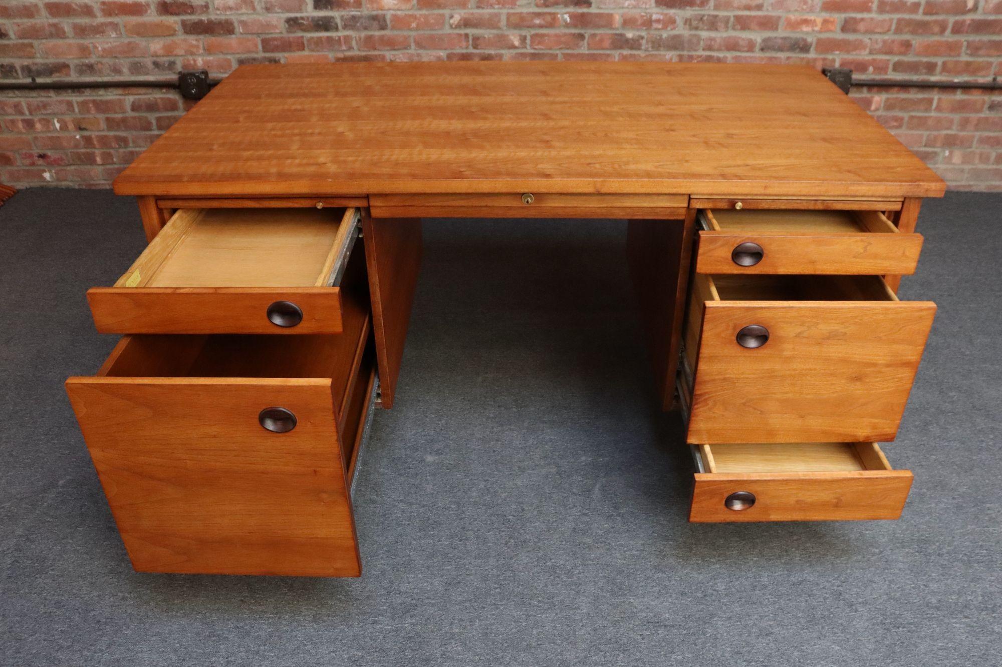 Chefschreibtisch aus Nussbaum und Palisander aus der Jahrhundertmitte von Edward Wormley für Dunbar im Zustand „Gut“ im Angebot in Brooklyn, NY