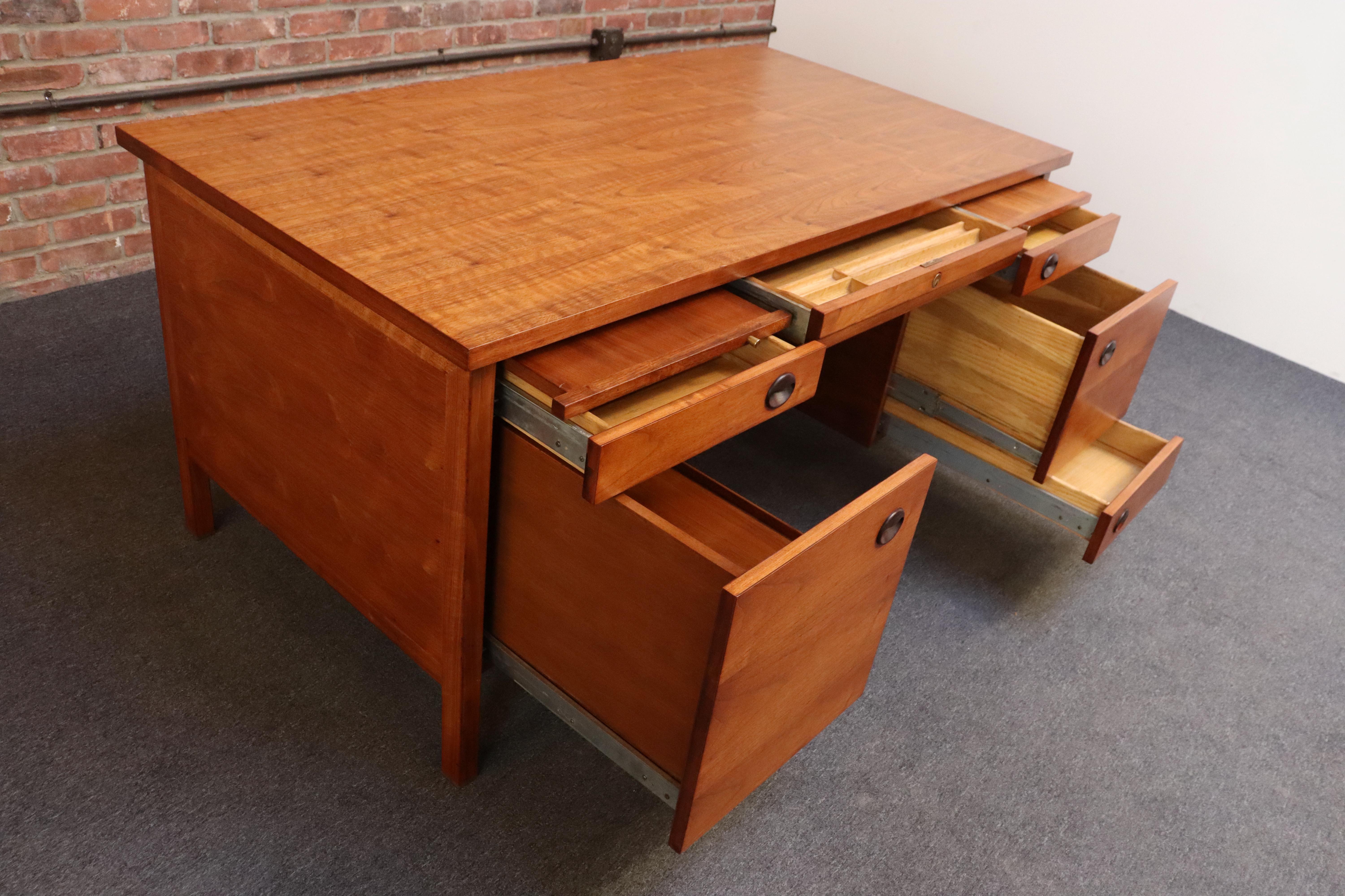 Scrivania direzionale di metà secolo in noce e palissandro di Edward Wormley per Dunbar In condizioni buone in vendita a Brooklyn, NY