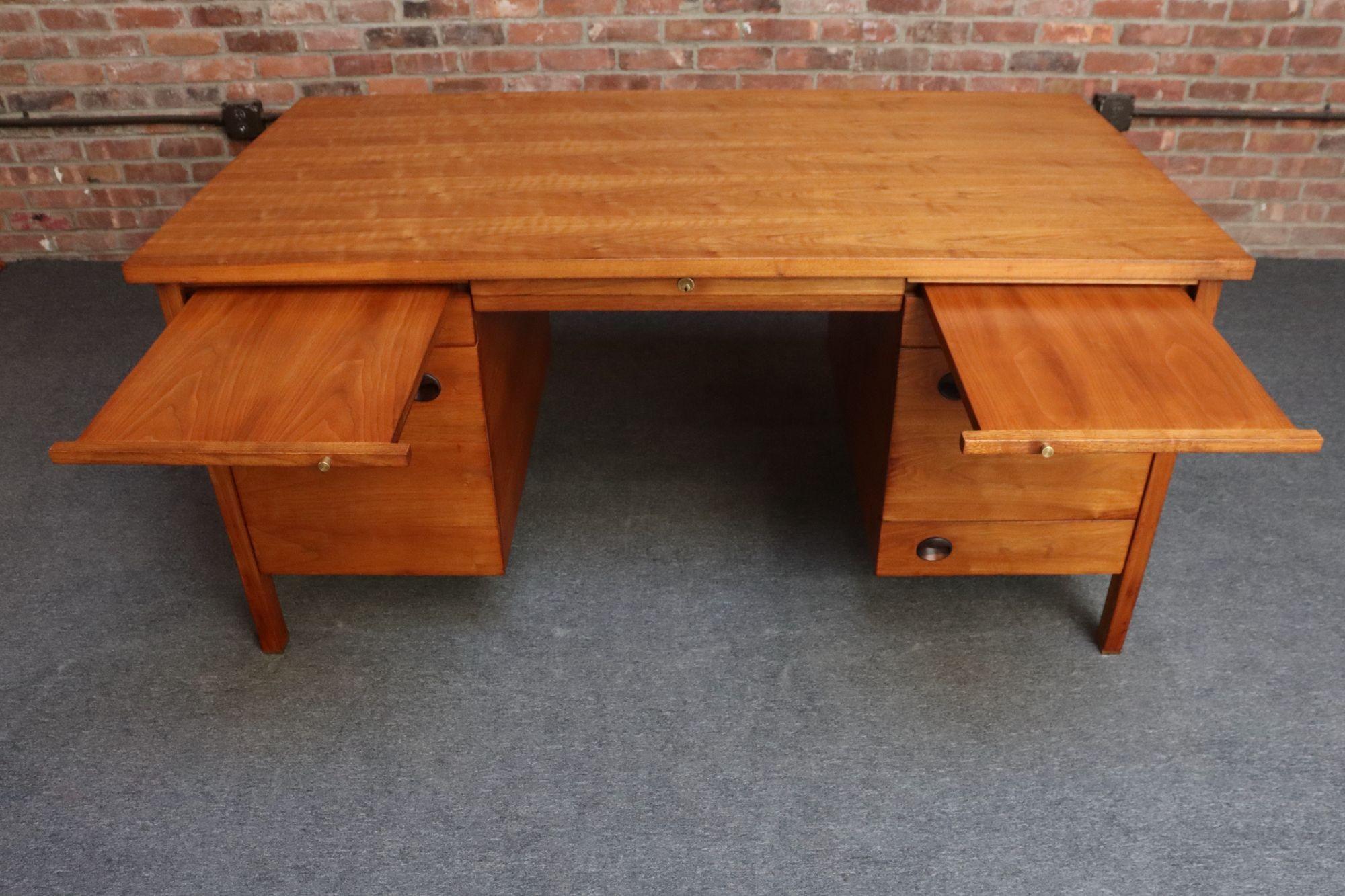 Chefschreibtisch aus Nussbaum und Palisander aus der Jahrhundertmitte von Edward Wormley für Dunbar (Messing) im Angebot