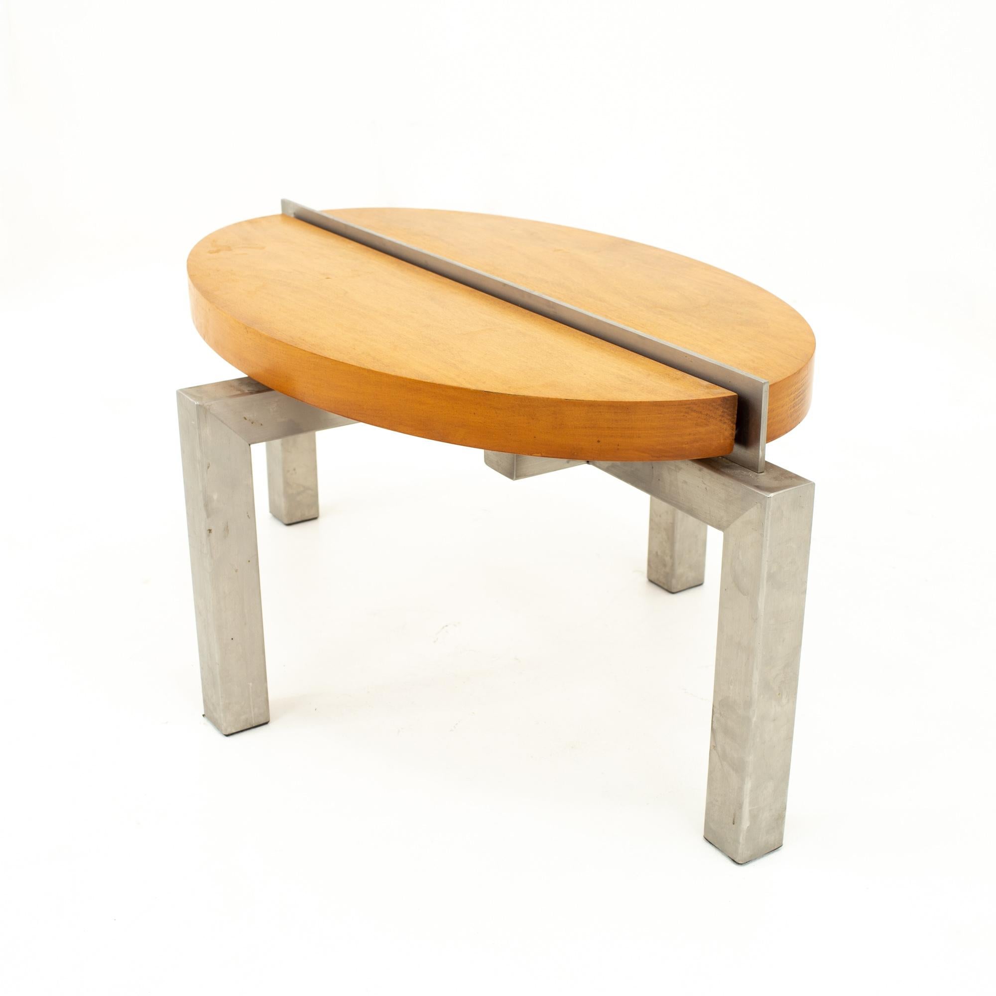 Mid-Century Modern Table basse en noyer et bloc d'acier inoxydable du milieu du siècle dernier en vente
