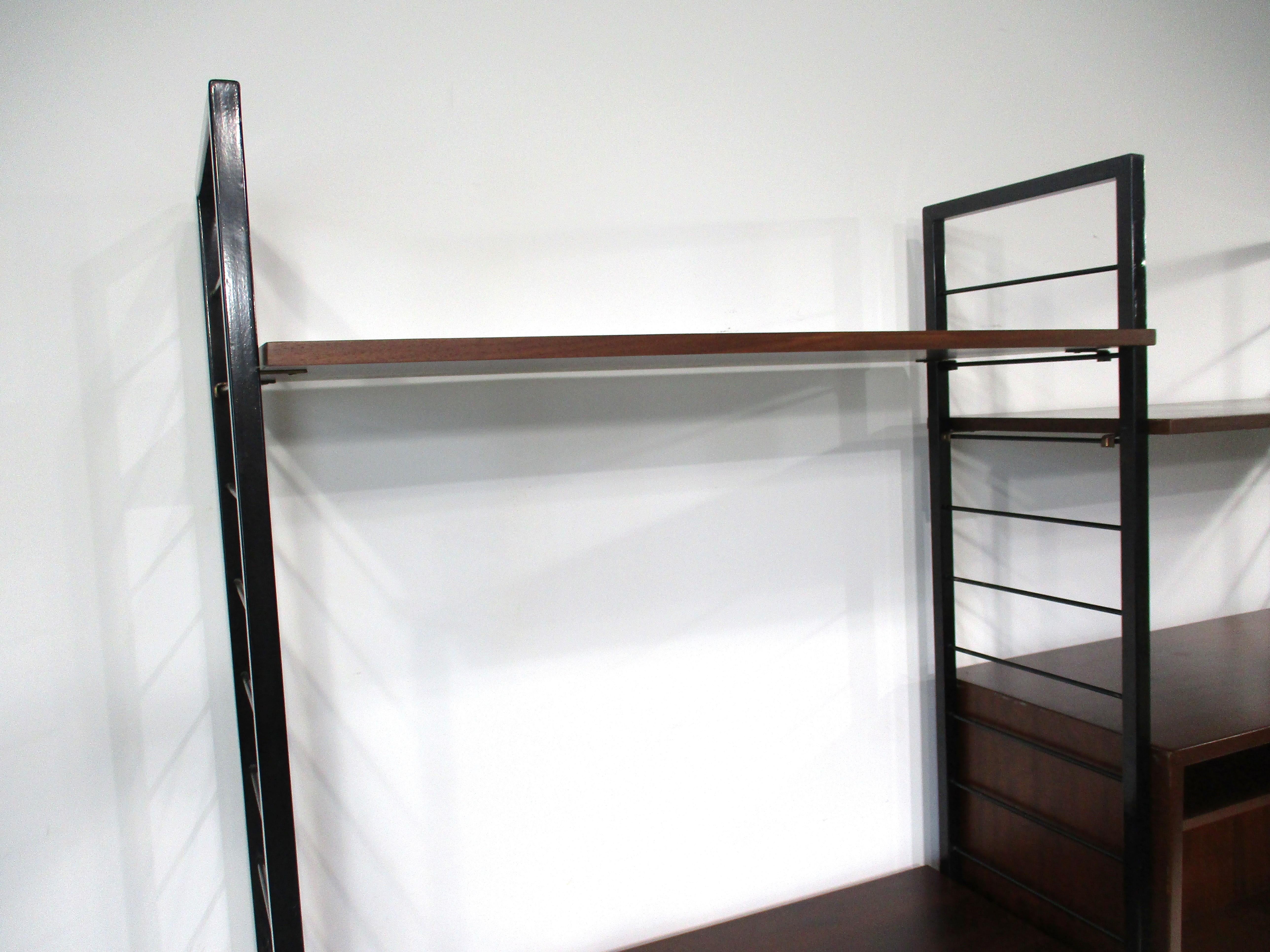 Mid-Century moderno Scrivania libreria a parete in stile George Nelson in noce e acciaio di Ladderax in vendita