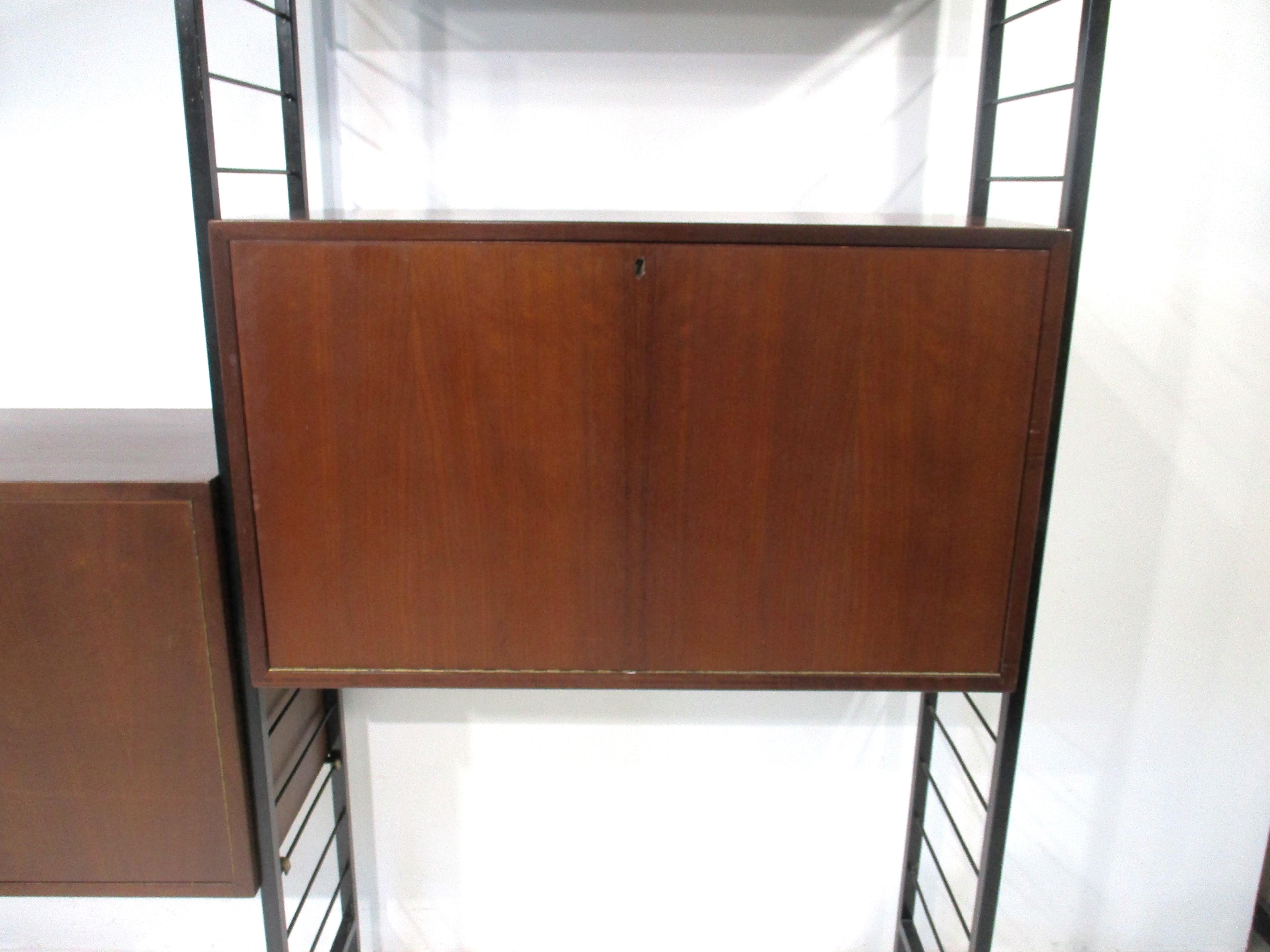 Ottone Scrivania libreria a parete in stile George Nelson in noce e acciaio di Ladderax in vendita