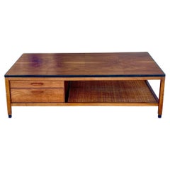 Table basse du milieu du siècle en noyer et osier