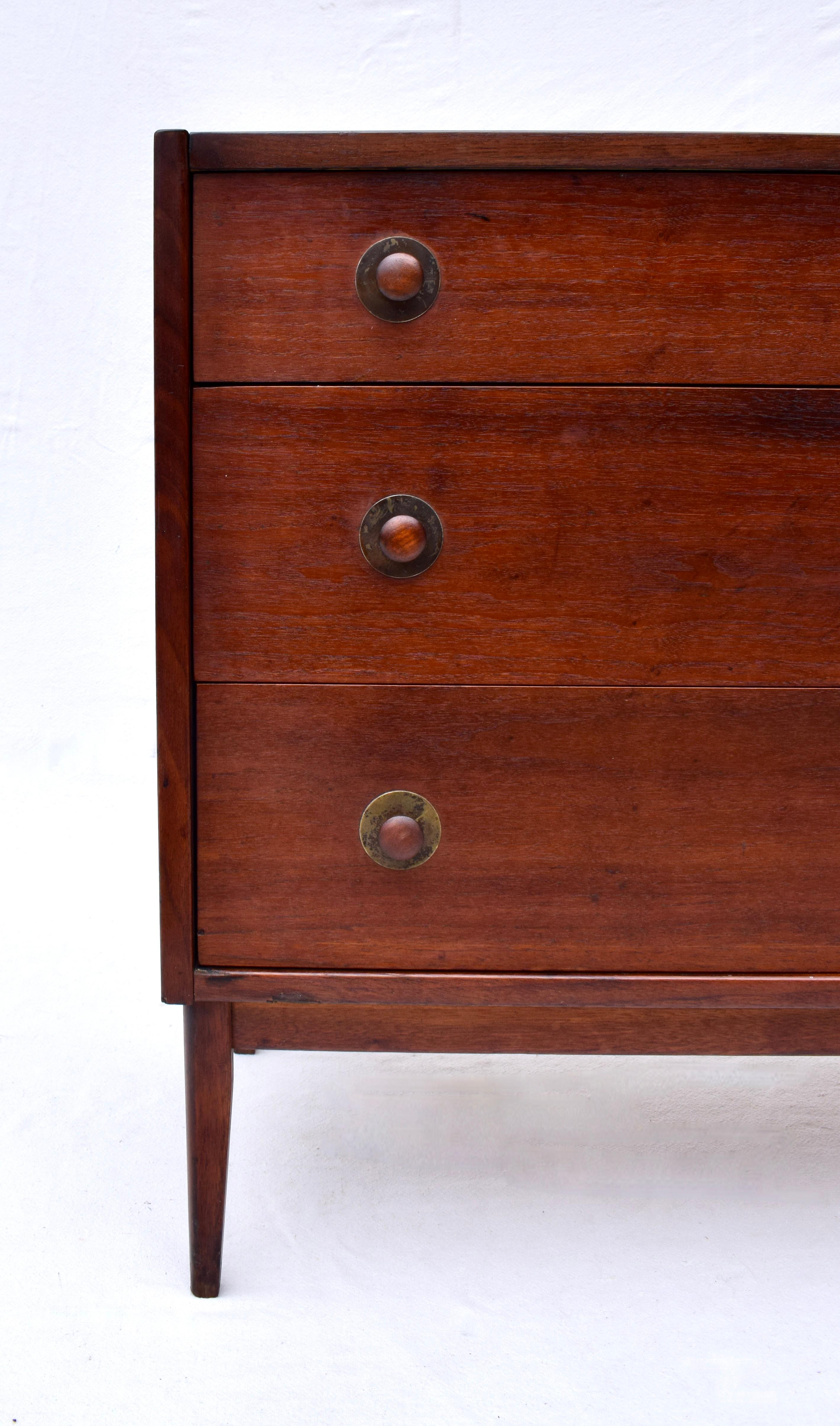 Cassettone classico a tre cassetti progettato da Jack Cartwright per Founder's Furniture Co, anni '60. Toni di noce ricchi e profondi, ben realizzati. Esterno in noce e interno in Oak. Profondi cassetti a coda di rondine. Pomelli in noce massiccio