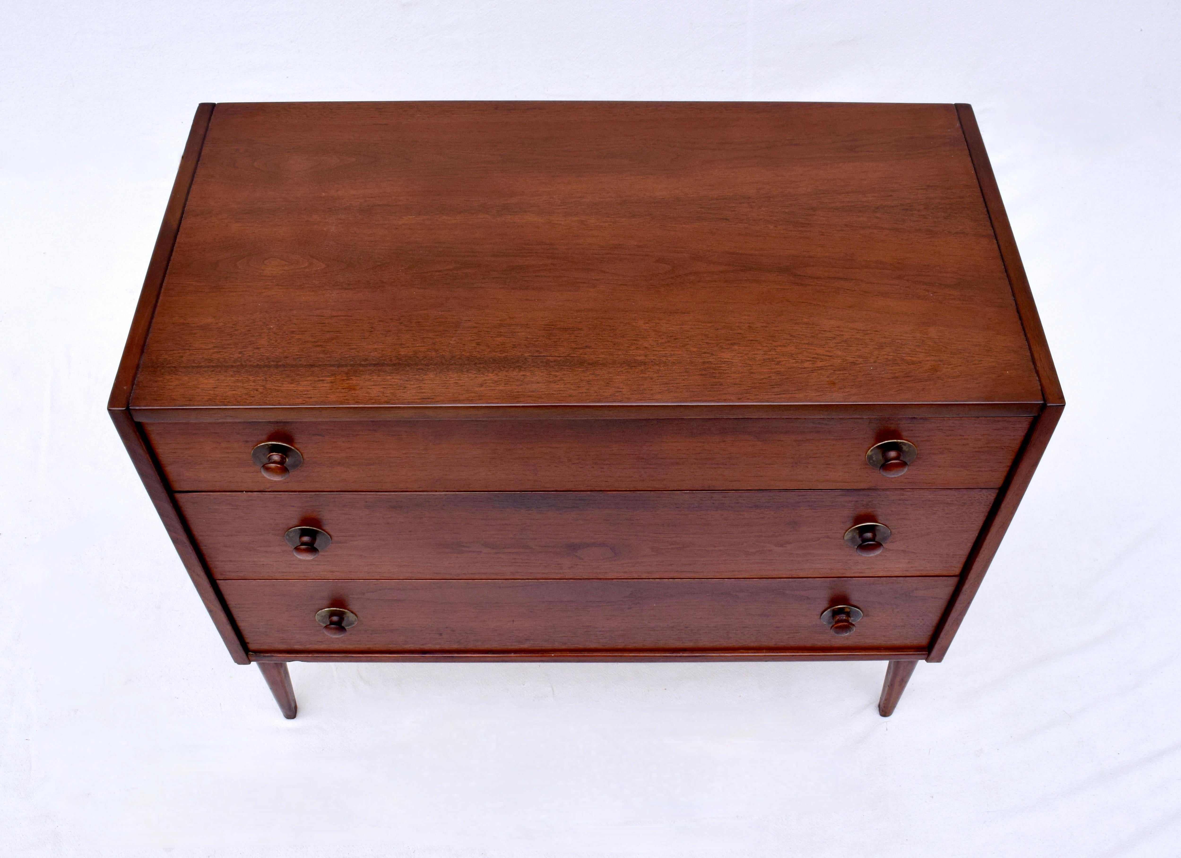 Mid-Century moderno Cassapanca da scapolo in noce del Mid Century di Jack Cartwright per Founder's Furniture in vendita