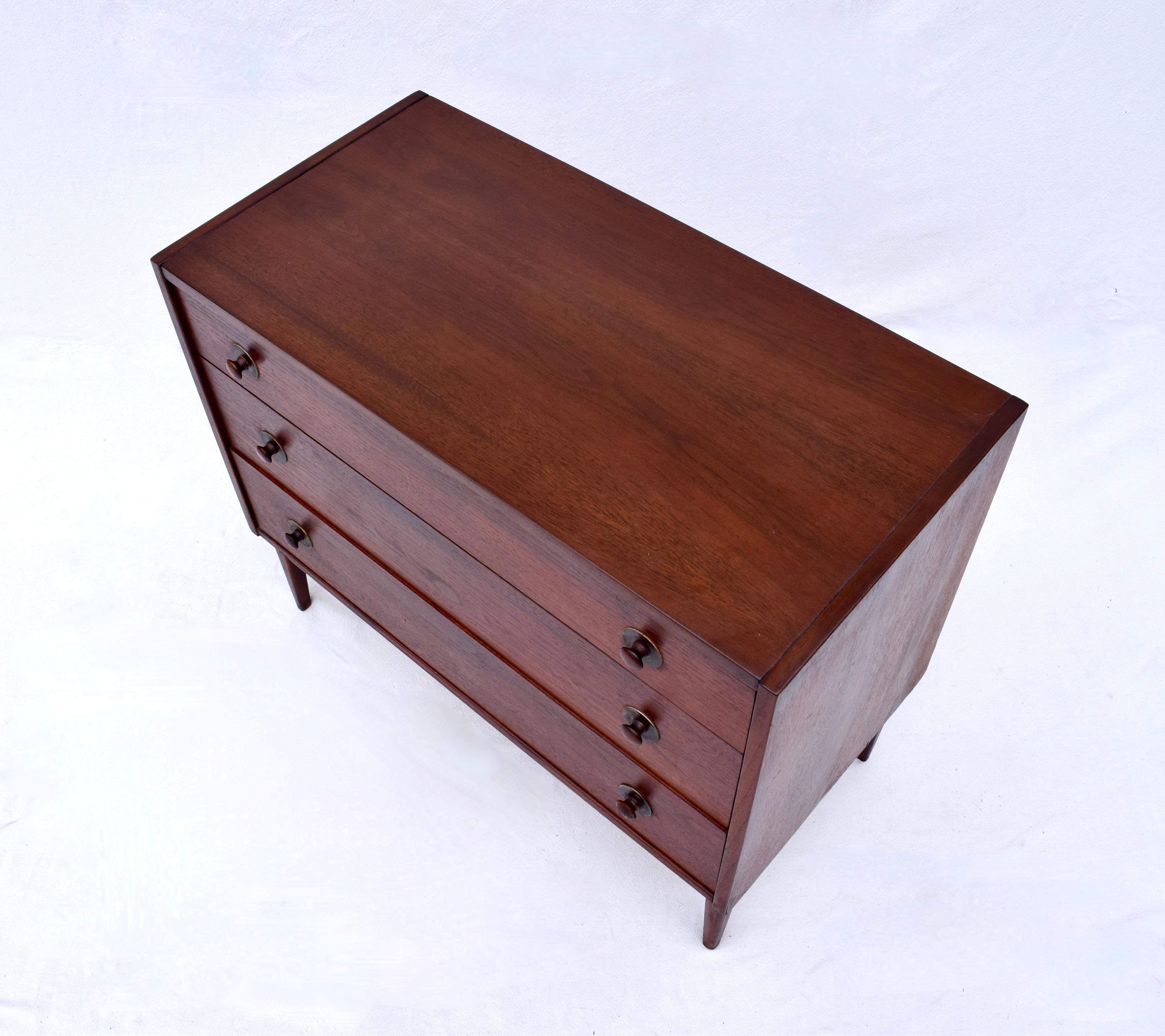 XX secolo Cassapanca da scapolo in noce del Mid Century di Jack Cartwright per Founder's Furniture in vendita