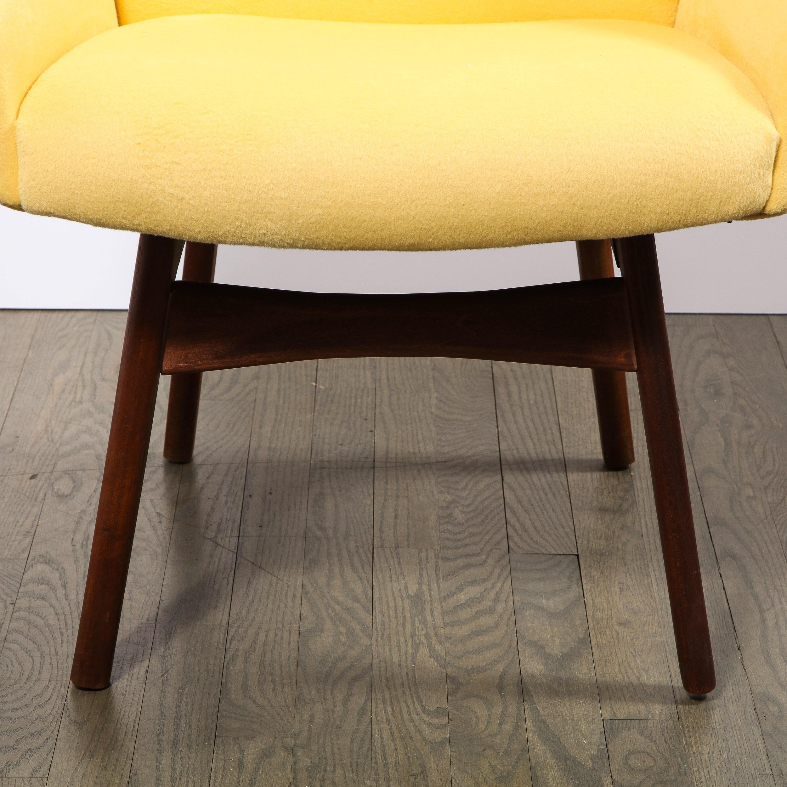Mid-Century Modern Chaise à dossier en noyer du milieu du siècle dernier en cachemire jaune Loro Piana par Adrian Pearsall en vente