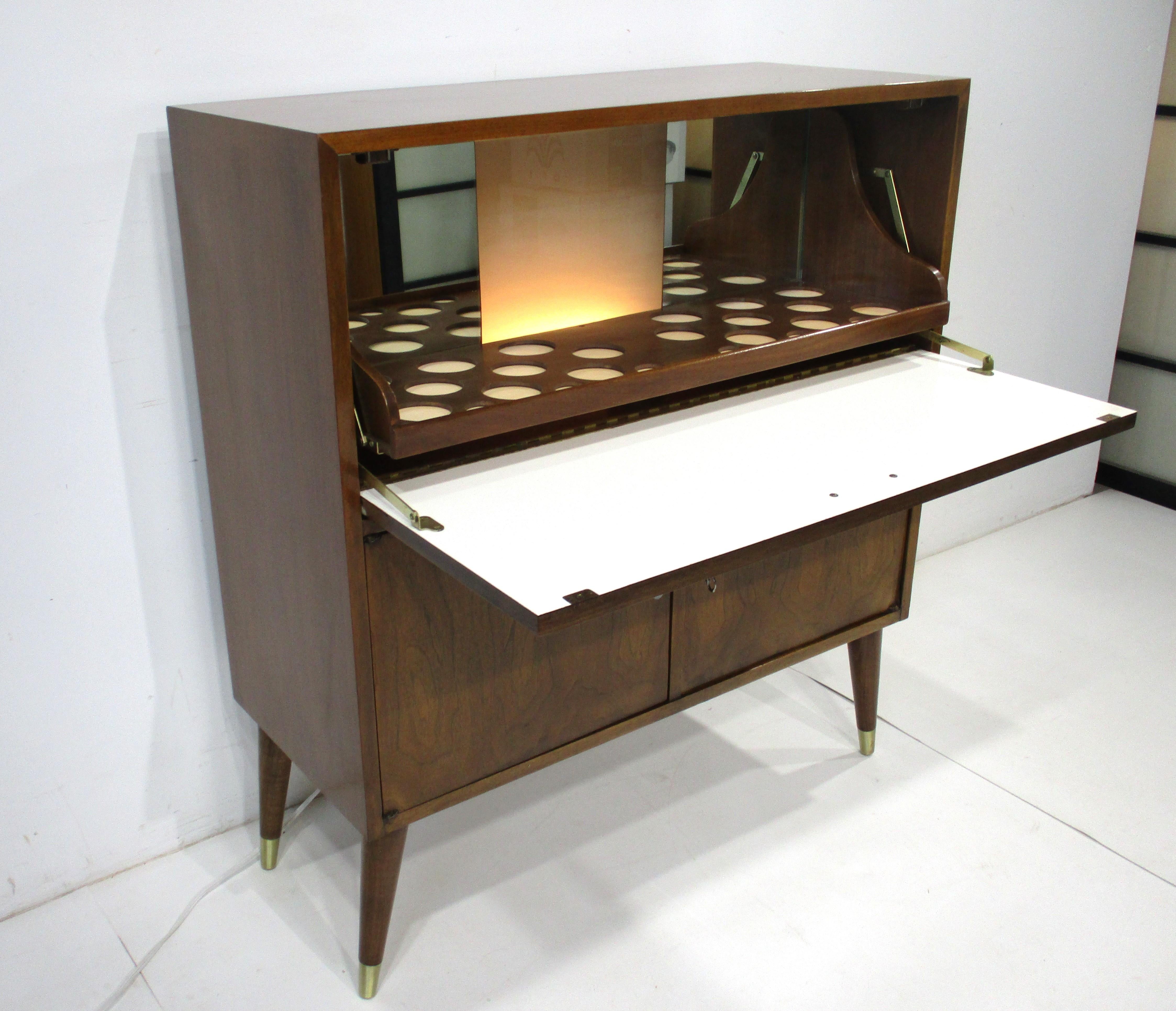 Mid-Century Modern Bar du milieu du siècle dernier de Merton Gershun pour American of Martinsville