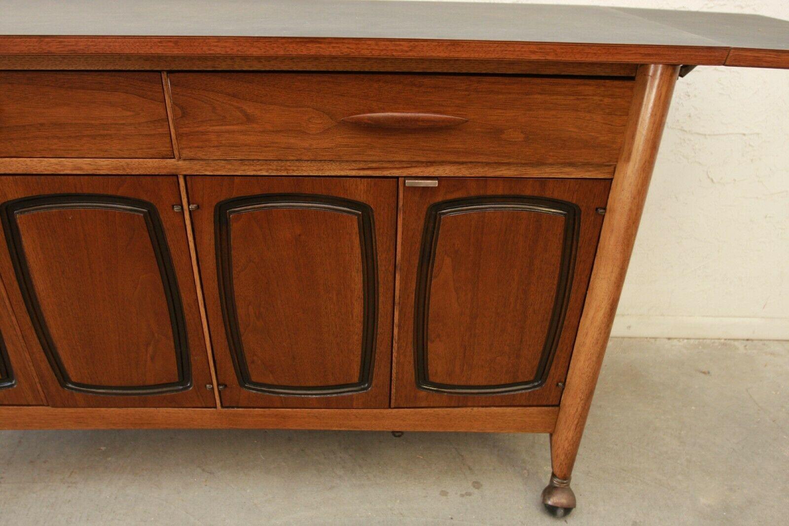 Mid-Century Walnut Bar Cart From Broyhill Emphasis Line In Good Condition In Las Vegas, NV