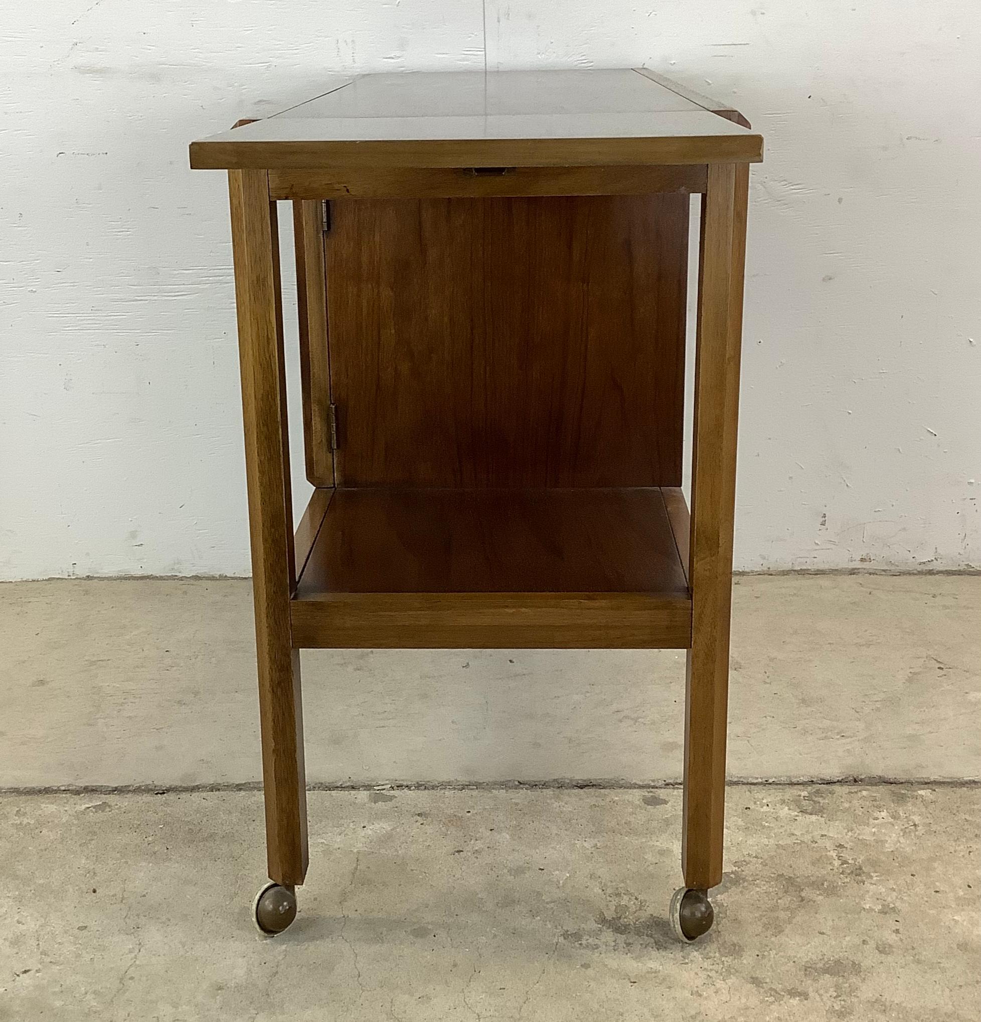 Mid-Century Walnut Bar Cart With Leaves In Good Condition For Sale In Trenton, NJ