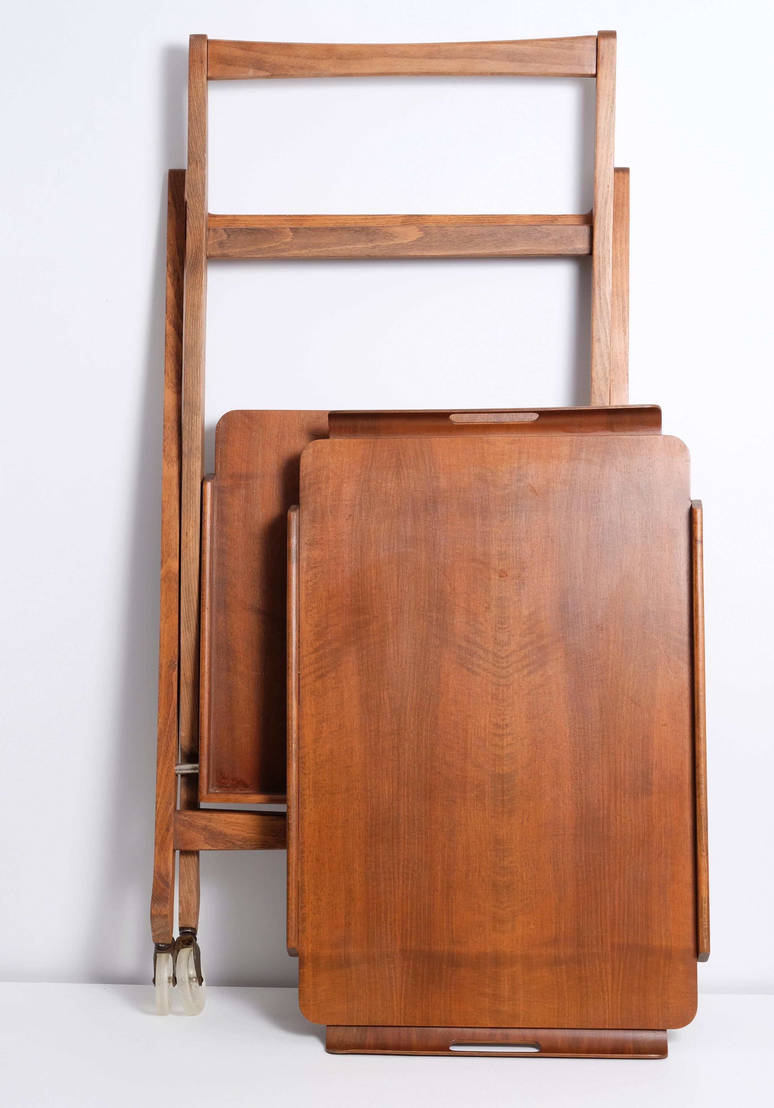 Mid Century walnut bar cart with removable tray In Good Condition In Montréal, QC