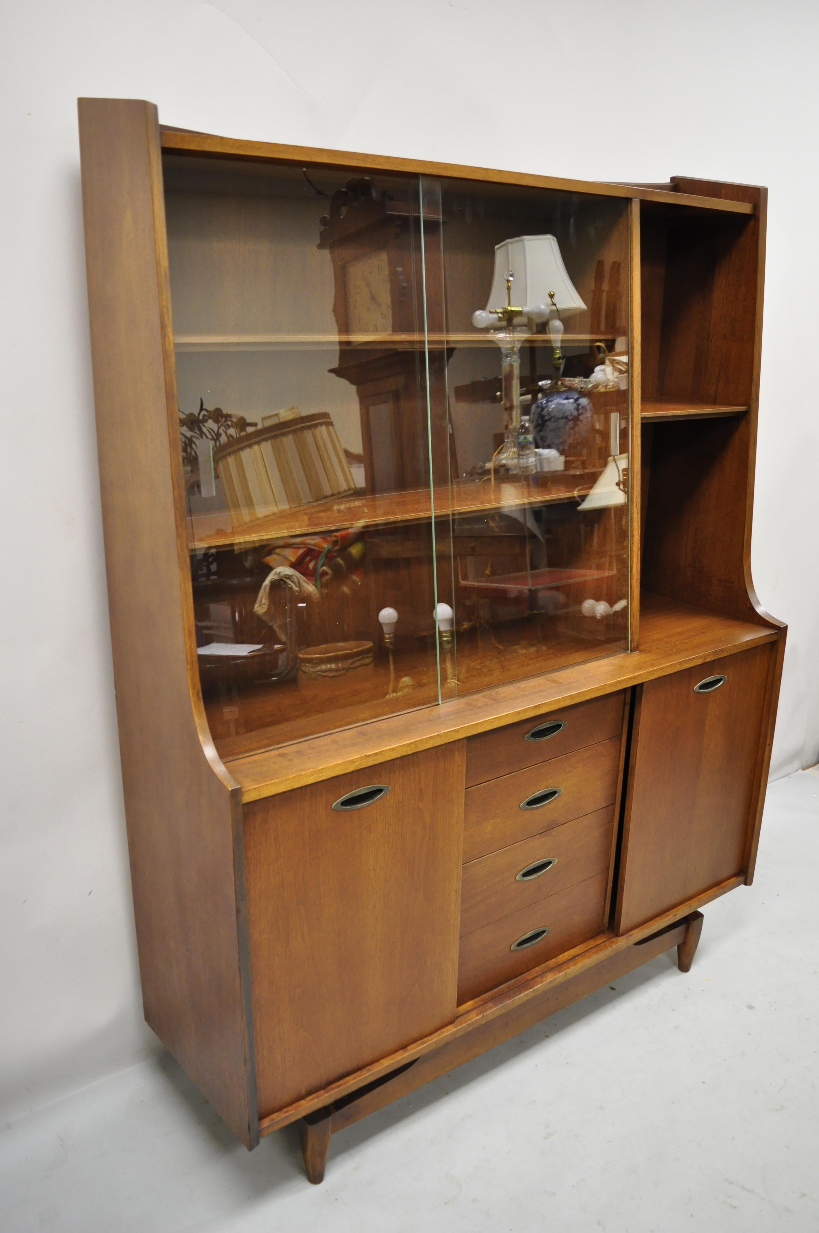 Vintage Mid Century Modern Walnut Bassett China Cabinet Hutch Display with Sliding Glass Doors. Item features 2 sliding glass doors, 2 lower sliding wooden doors, 3 dovetailed drawers, tapered legs, quality American craftsmanship, great style and