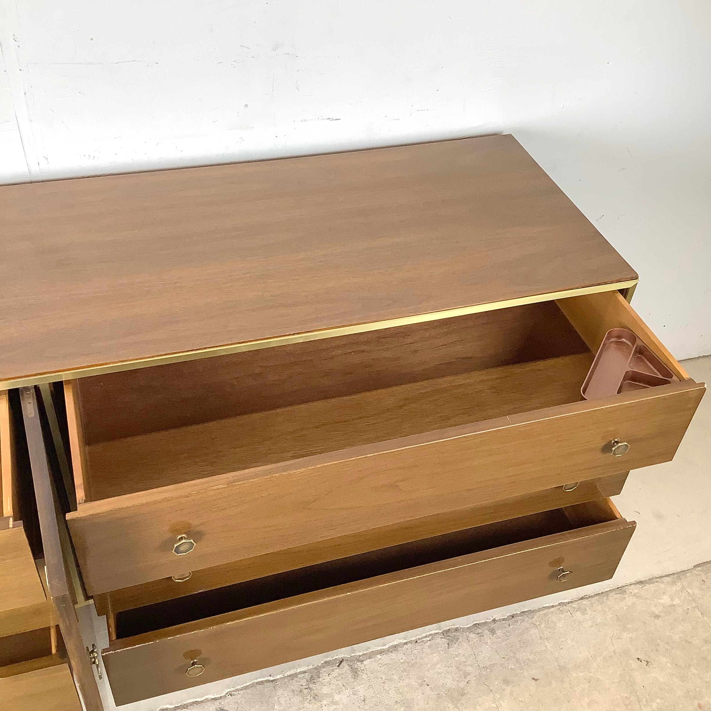 Comò da camera da letto in noce di metà secolo con gambe in ottone in vendita 4