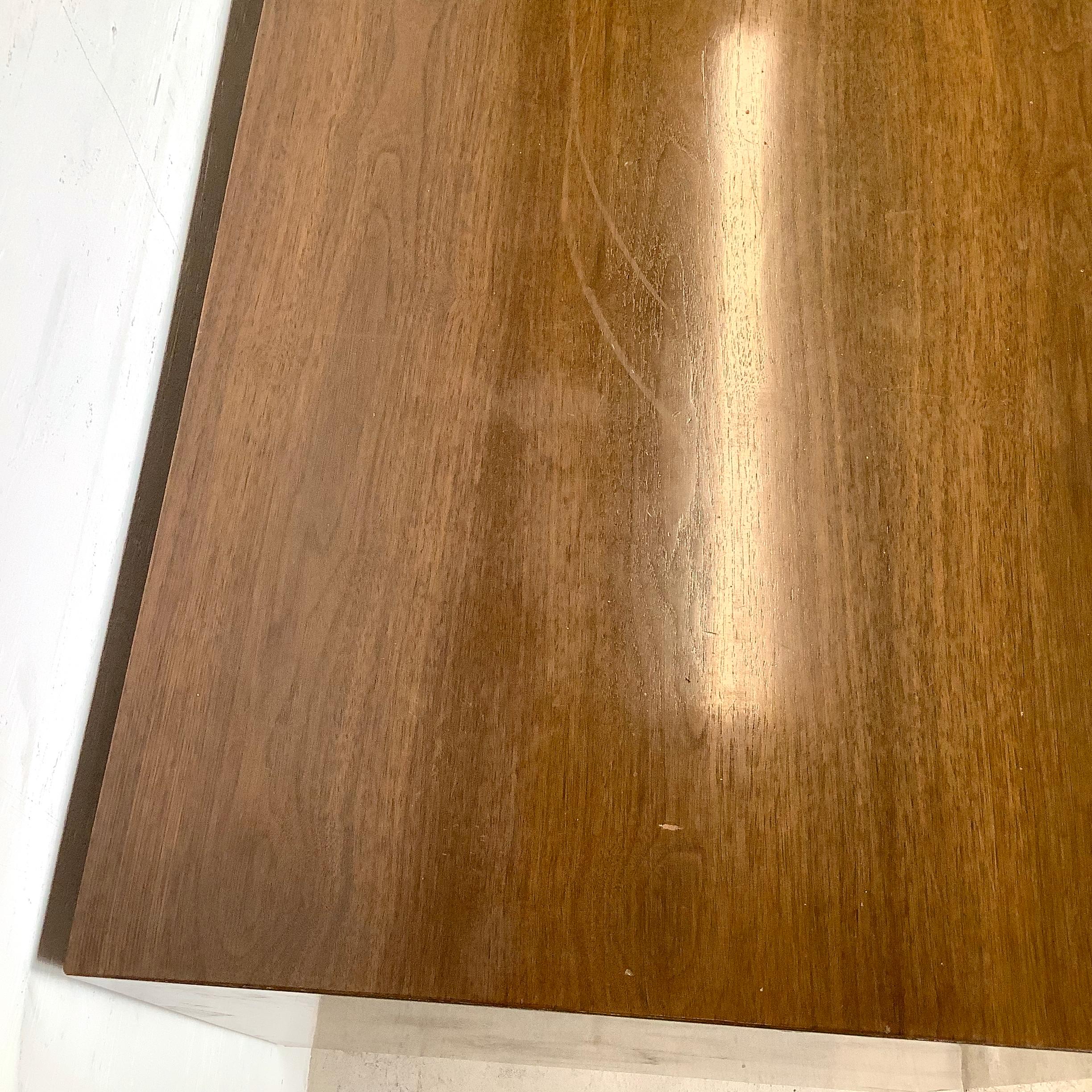 Comò da camera da letto in noce di metà secolo con gambe in ottone in vendita 6