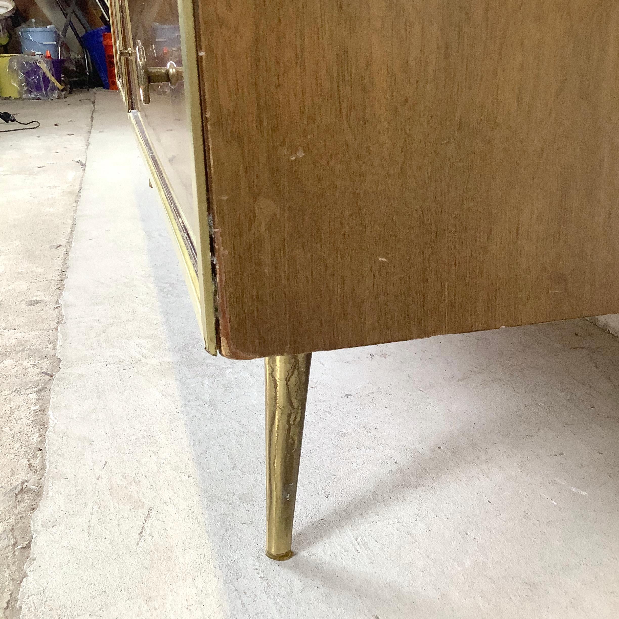 Comò da camera da letto in noce di metà secolo con gambe in ottone in vendita 8