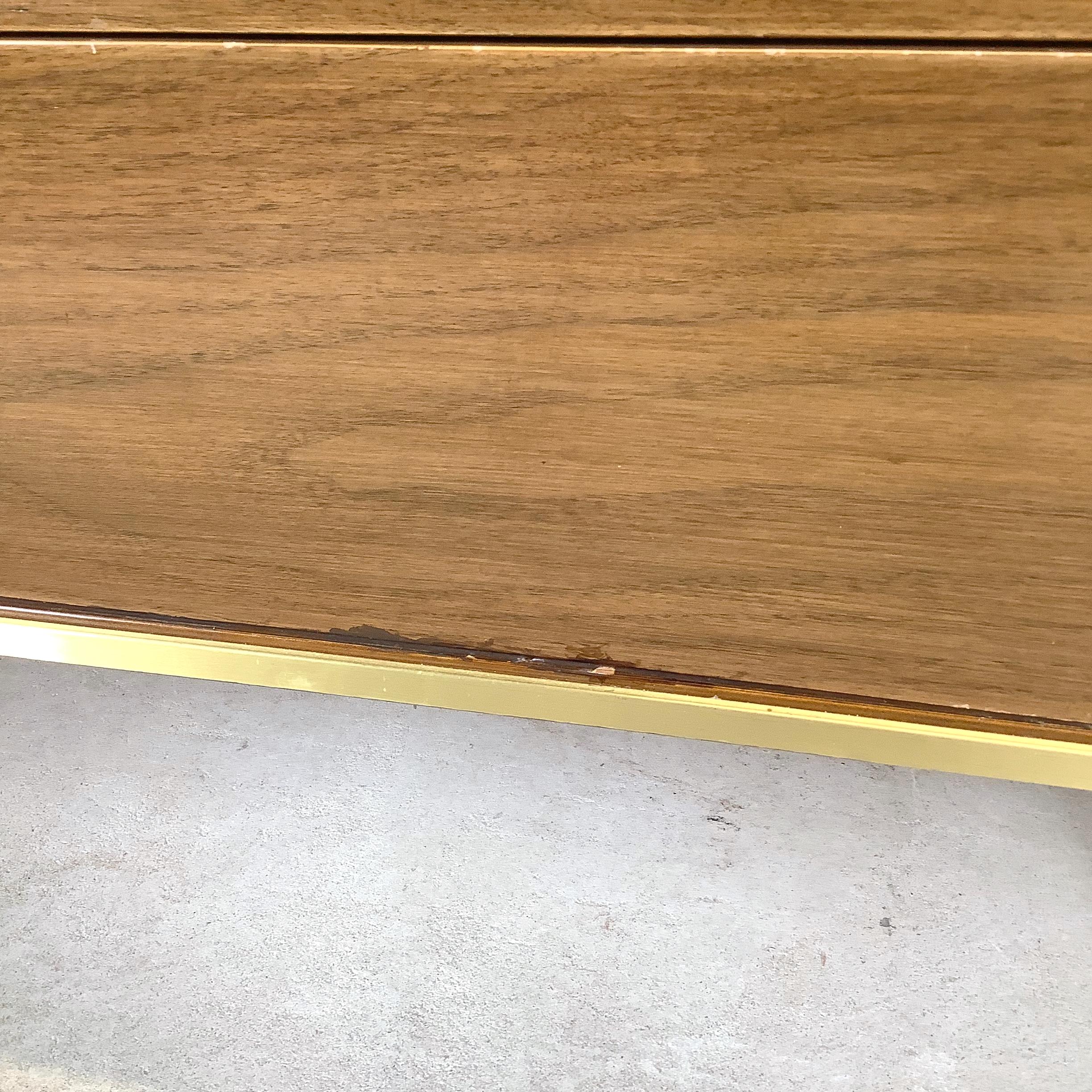 Comò da camera da letto in noce di metà secolo con gambe in ottone in vendita 9