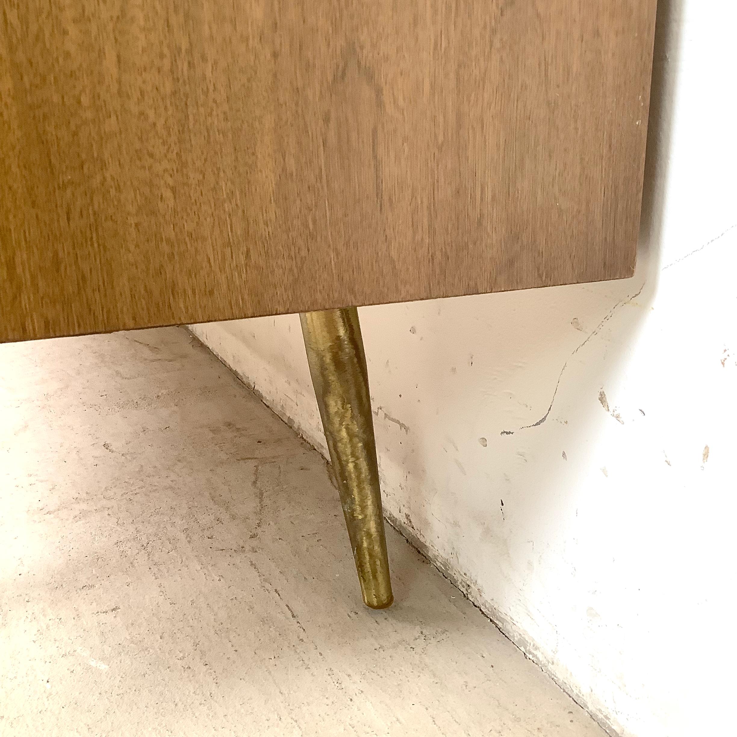 Comò da camera da letto in noce di metà secolo con gambe in ottone in vendita 10