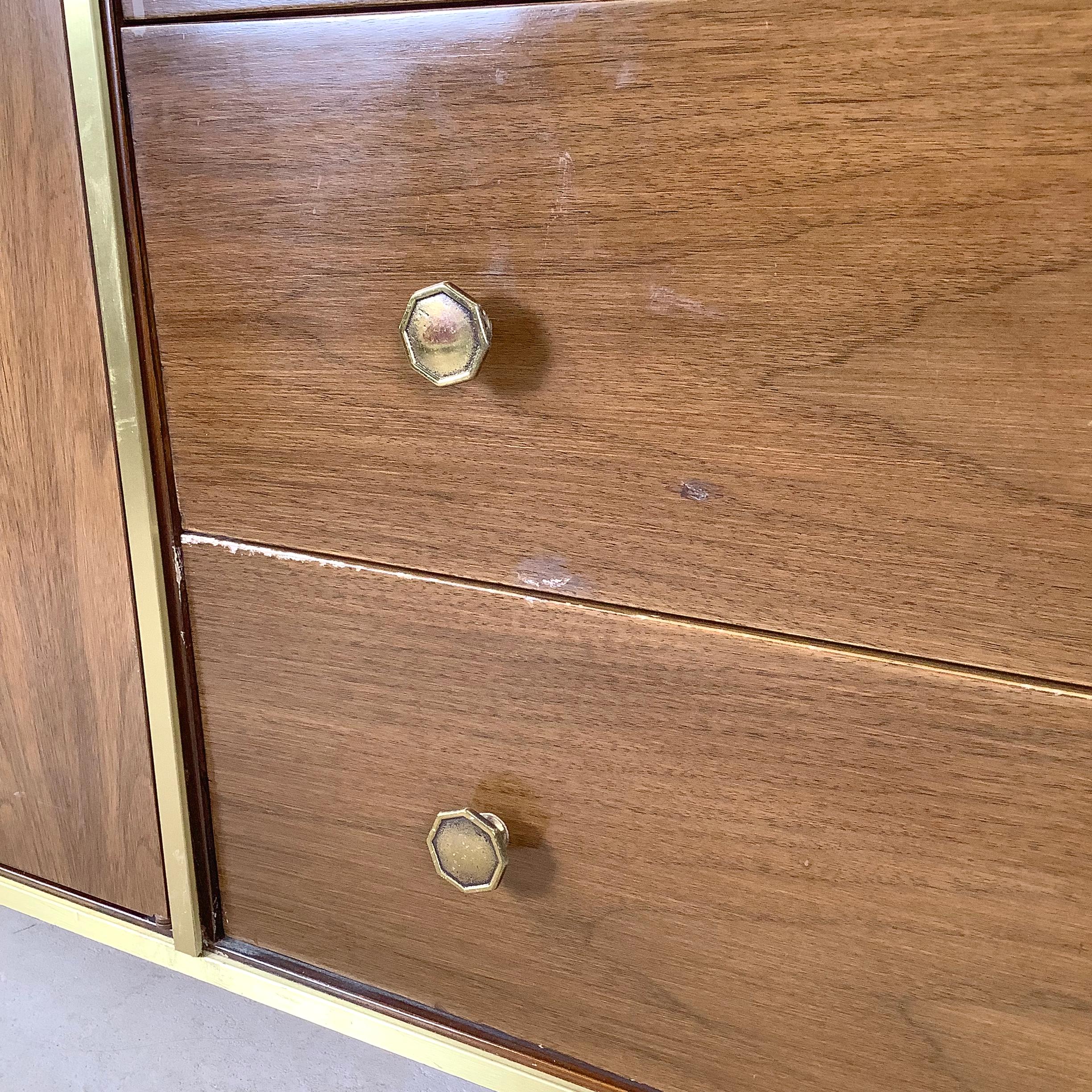 Comò da camera da letto in noce di metà secolo con gambe in ottone in vendita 11