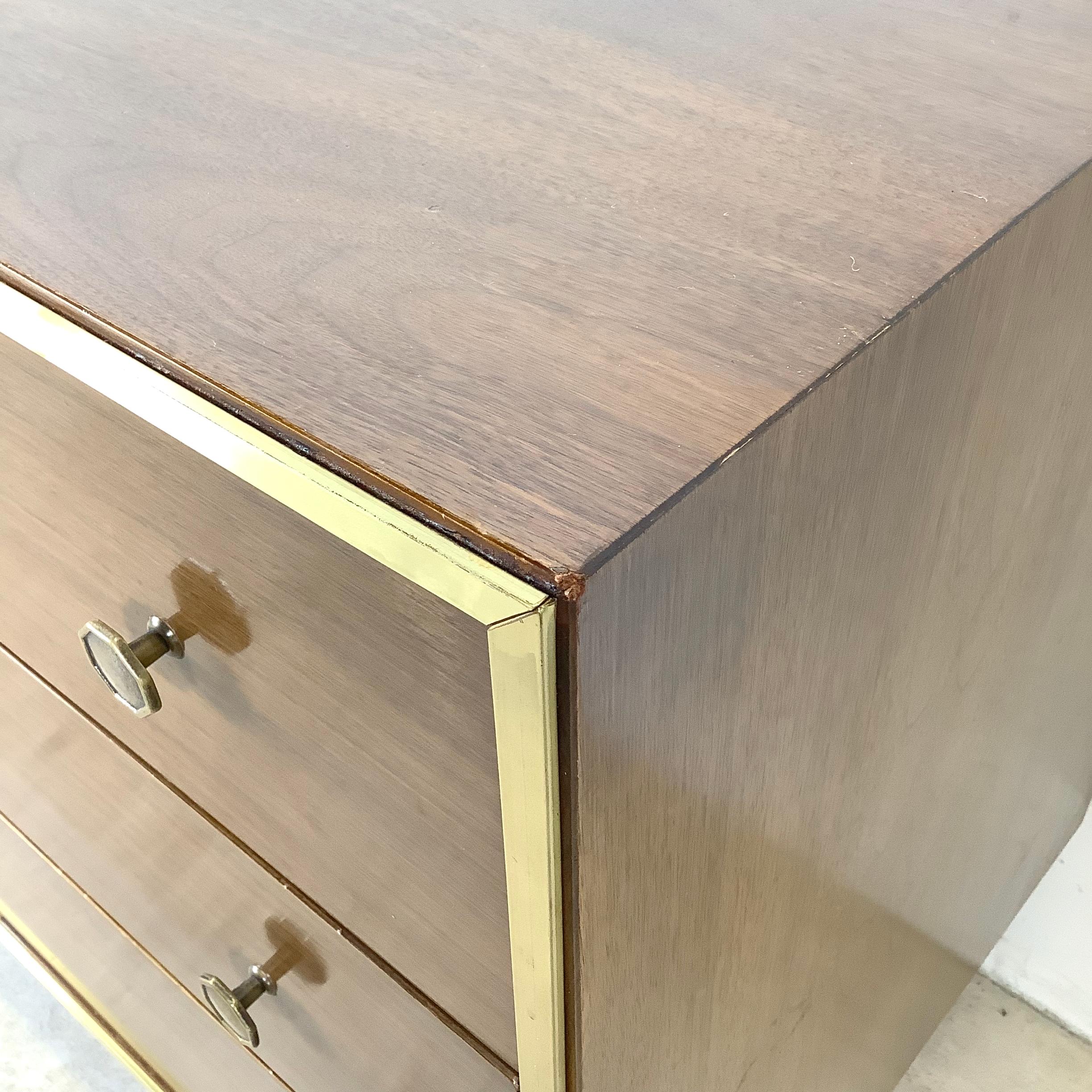 Comò da camera da letto in noce di metà secolo con gambe in ottone in vendita 12