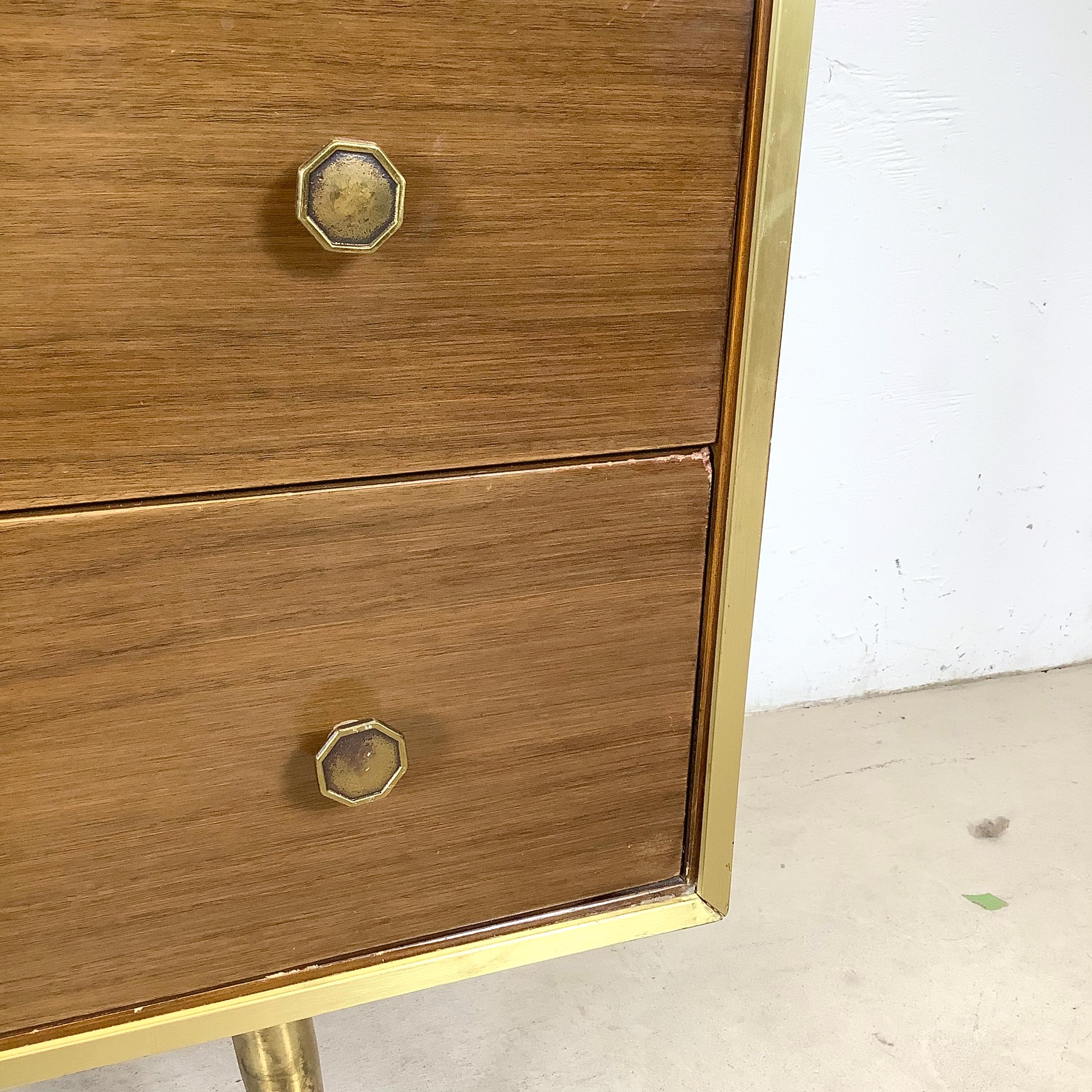 Comò da camera da letto in noce di metà secolo con gambe in ottone in vendita 13