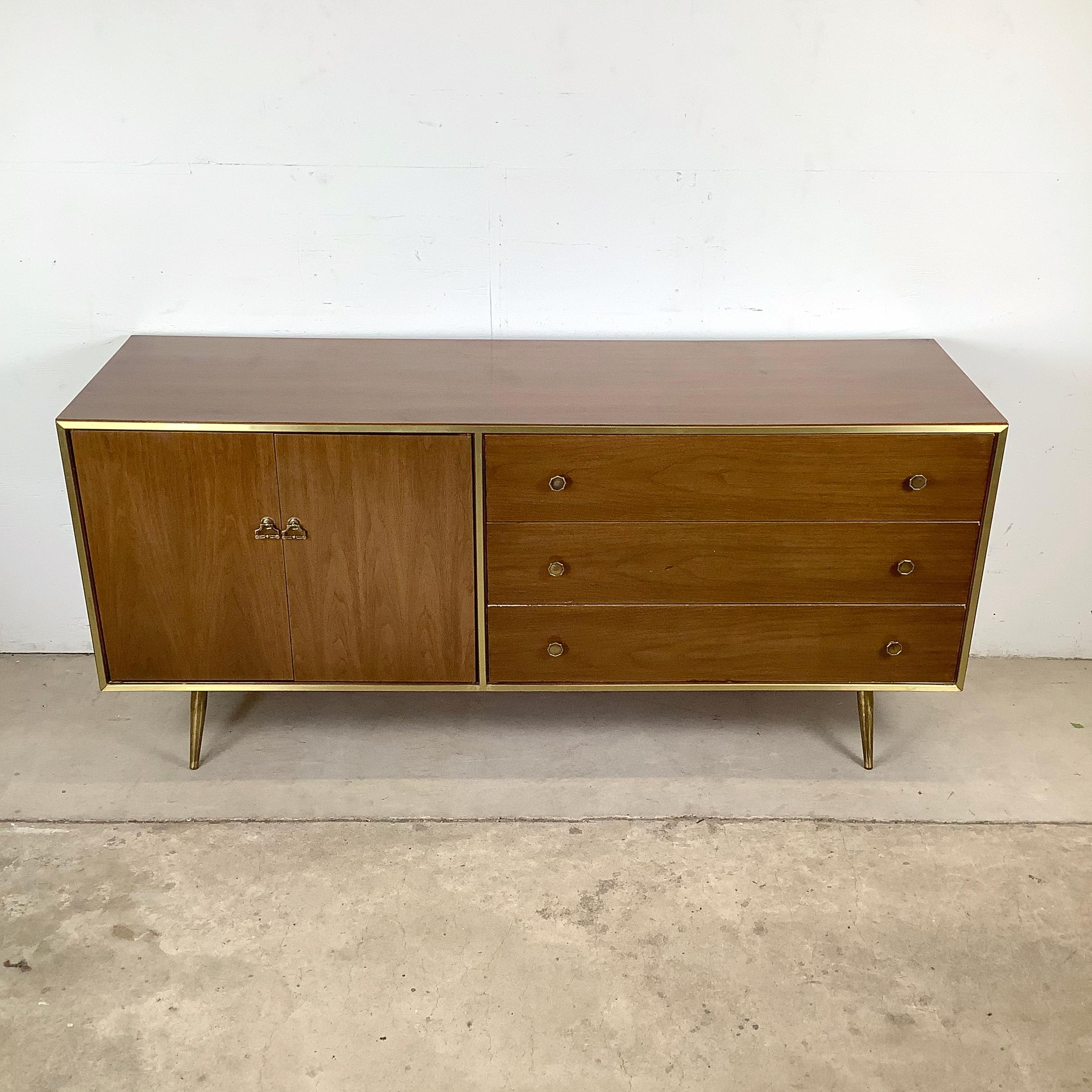 Mid-Century moderno Comò da camera da letto in noce di metà secolo con gambe in ottone in vendita