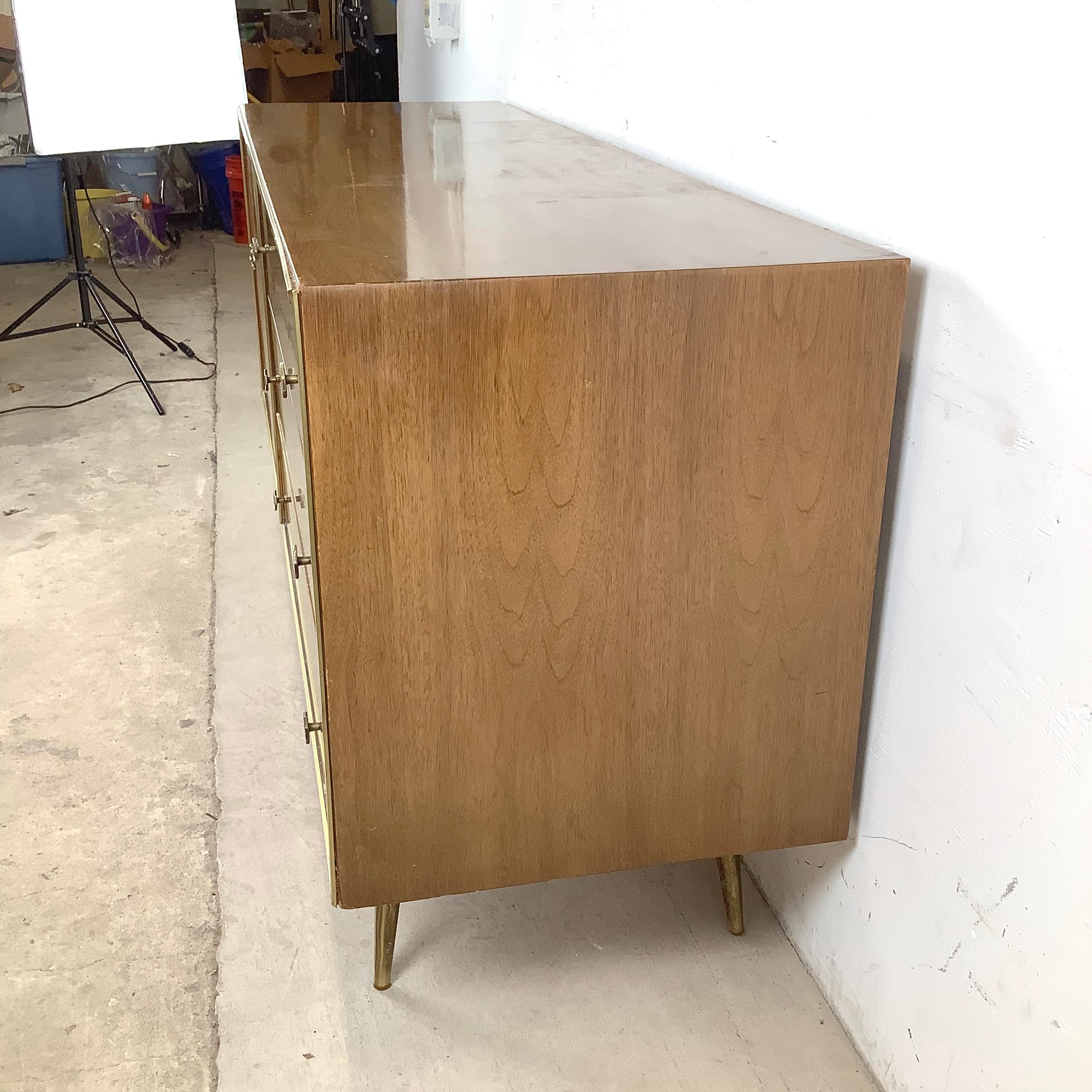 Legno Comò da camera da letto in noce di metà secolo con gambe in ottone in vendita