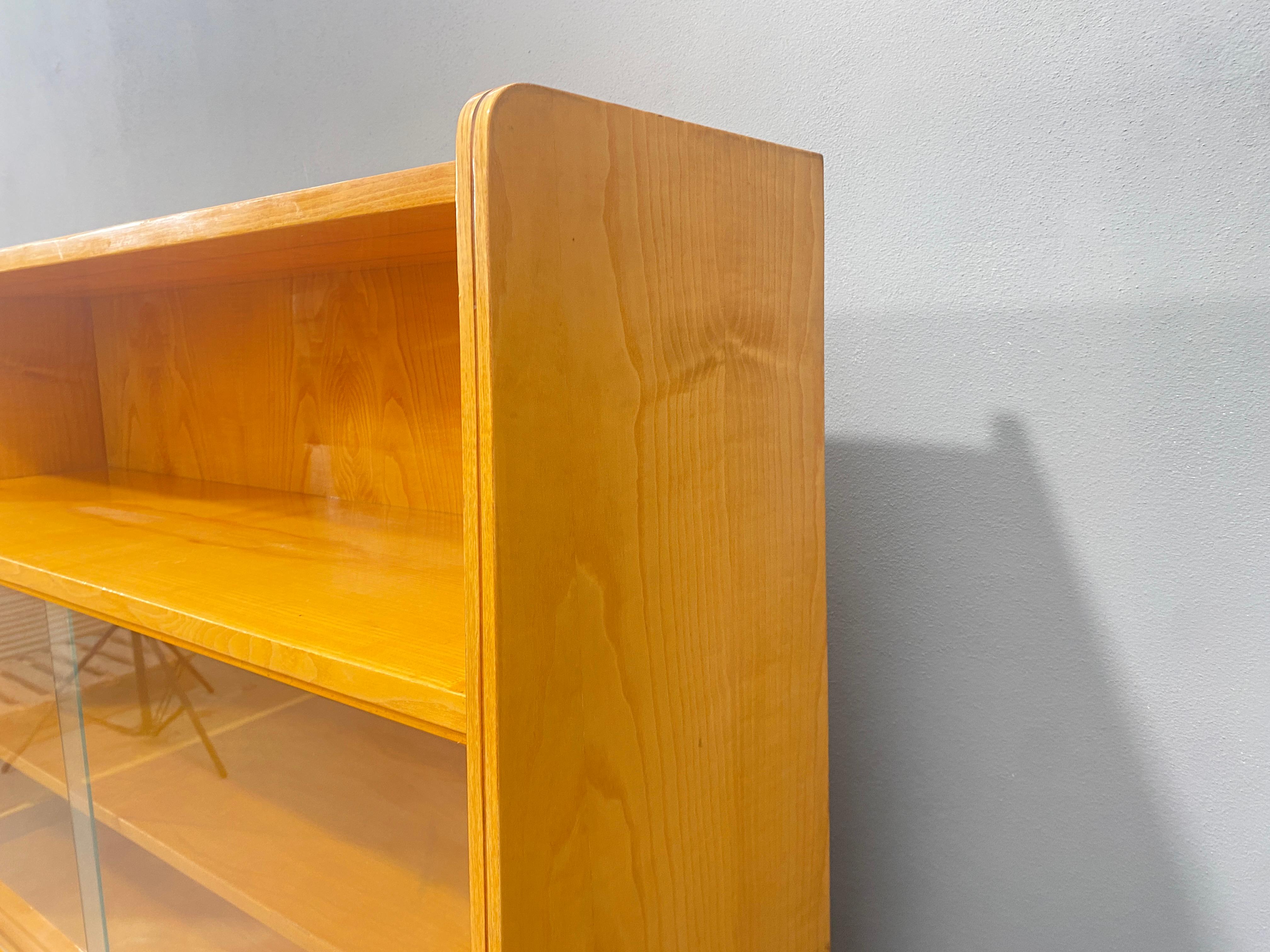 Vetro Libreria in noce di metà secolo di František Jirák, 1960, Cecoslovacchia in vendita
